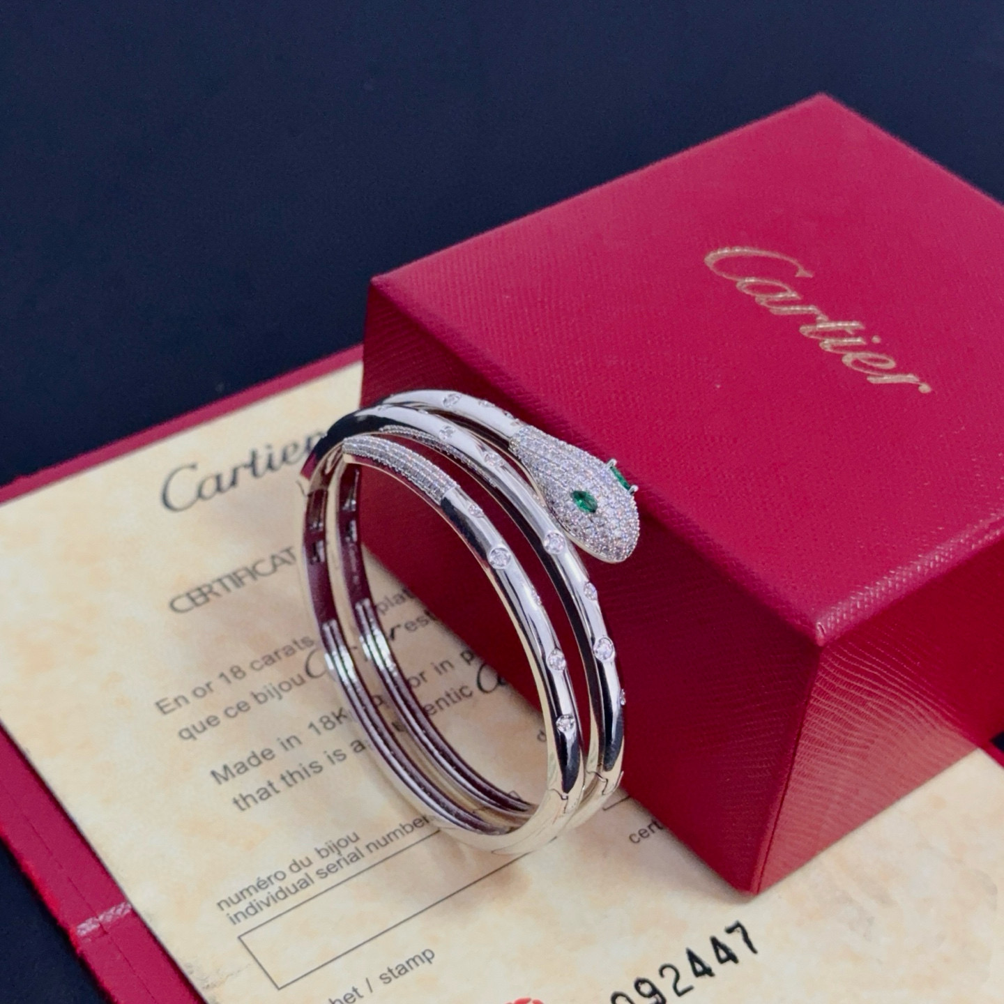 卡地亚镶钻手镯 高端定制版本 镶嵌钻工艺 V金材质 经典而时尚风格 用凌厉线条重构爱情美学！打破常规，镶