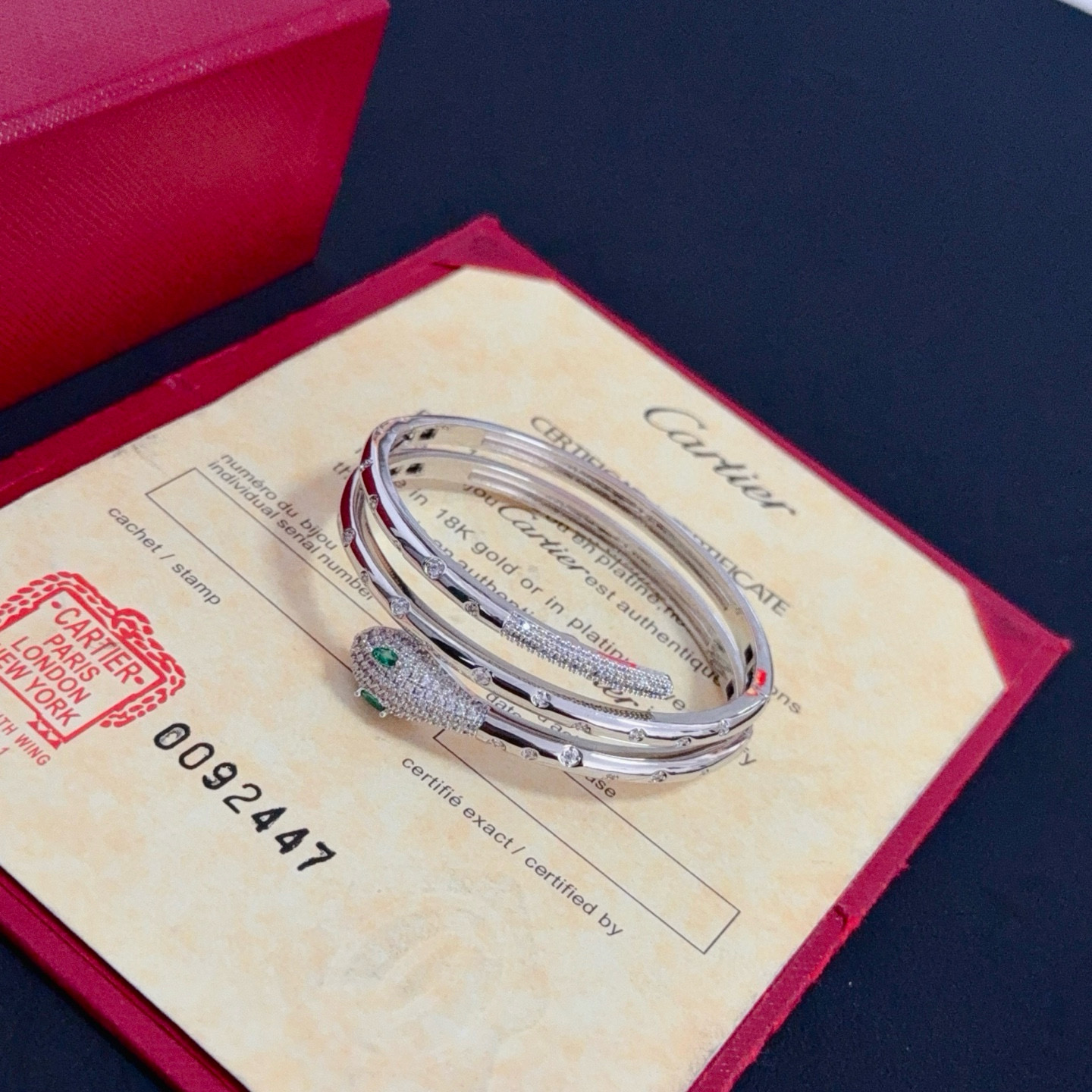 卡地亚镶钻手镯 高端定制版本 镶嵌钻工艺 V金材质 经典而时尚风格 用凌厉线条重构爱情美学！打破常规，镶