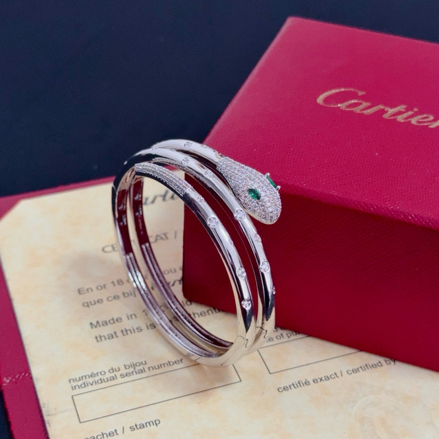 卡地亚镶钻手镯 高端定制版本 镶嵌钻工艺 V金材质 经典而时尚风格 用凌厉线条重构爱情美学！打破常规，镶