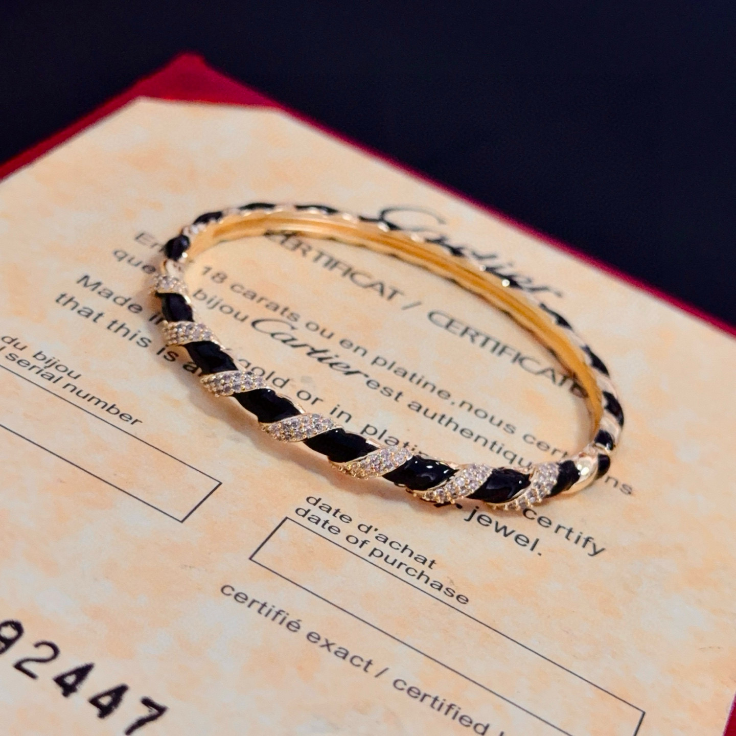 卡地亚镶钻手镯 高端定制版本 镶嵌钻工艺 V金材质 经典而时尚风格 用凌厉线条重构爱情美学！打破常规，镶