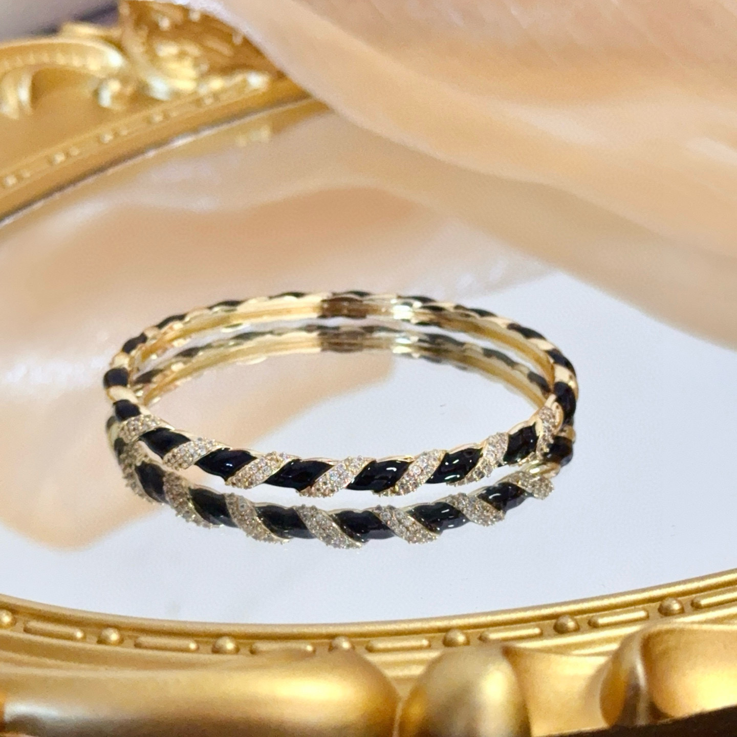 卡地亚镶钻手镯 高端定制版本 镶嵌钻工艺 V金材质 经典而时尚风格 用凌厉线条重构爱情美学！打破常规，镶