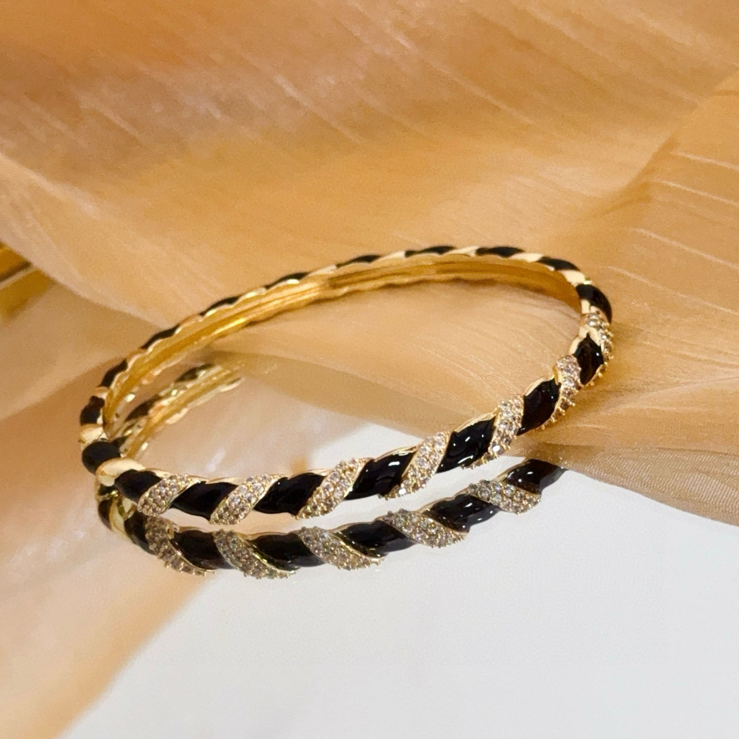 卡地亚镶钻手镯 高端定制版本 镶嵌钻工艺 V金材质 经典而时尚风格 用凌厉线条重构爱情美学！打破常规，镶