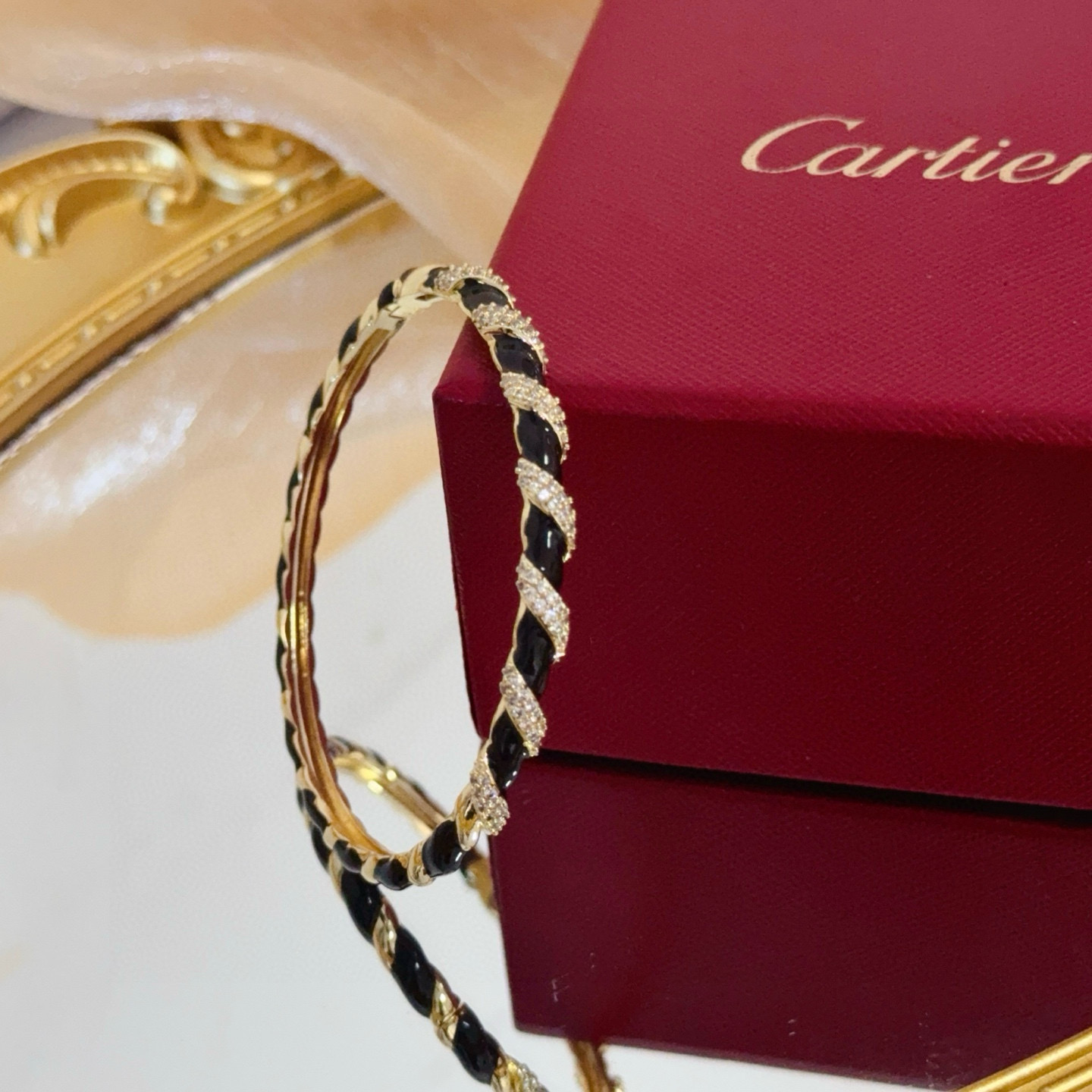 卡地亚镶钻手镯 高端定制版本 镶嵌钻工艺 V金材质 经典而时尚风格 用凌厉线条重构爱情美学！打破常规，镶