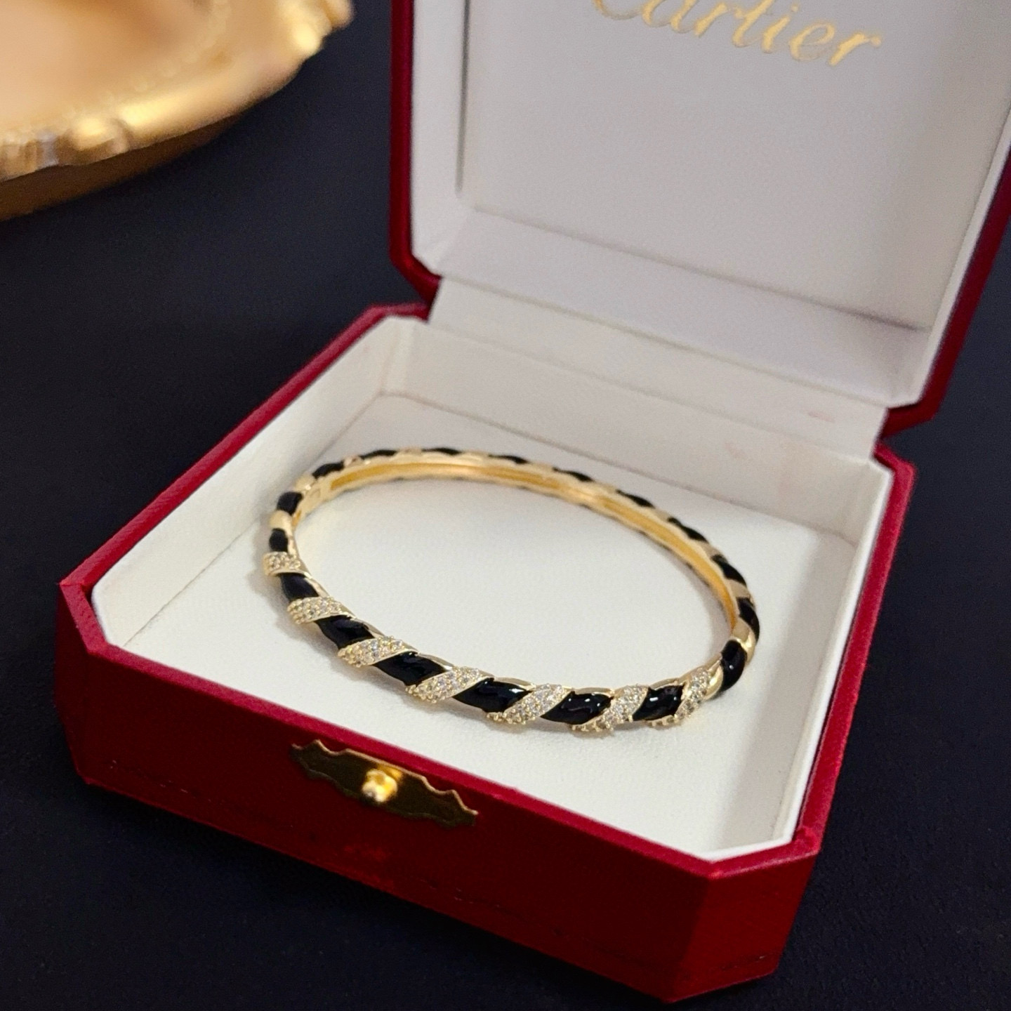 卡地亚镶钻手镯 高端定制版本 镶嵌钻工艺 V金材质 经典而时尚风格 用凌厉线条重构爱情美学！打破常规，镶
