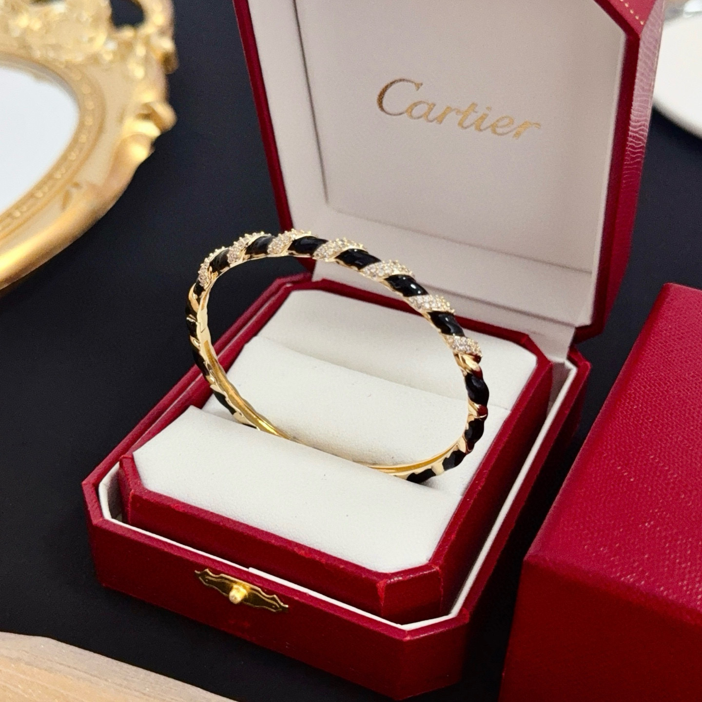 卡地亚镶钻手镯 高端定制版本 镶嵌钻工艺 V金材质 经典而时尚风格 用凌厉线条重构爱情美学！打破常规，镶