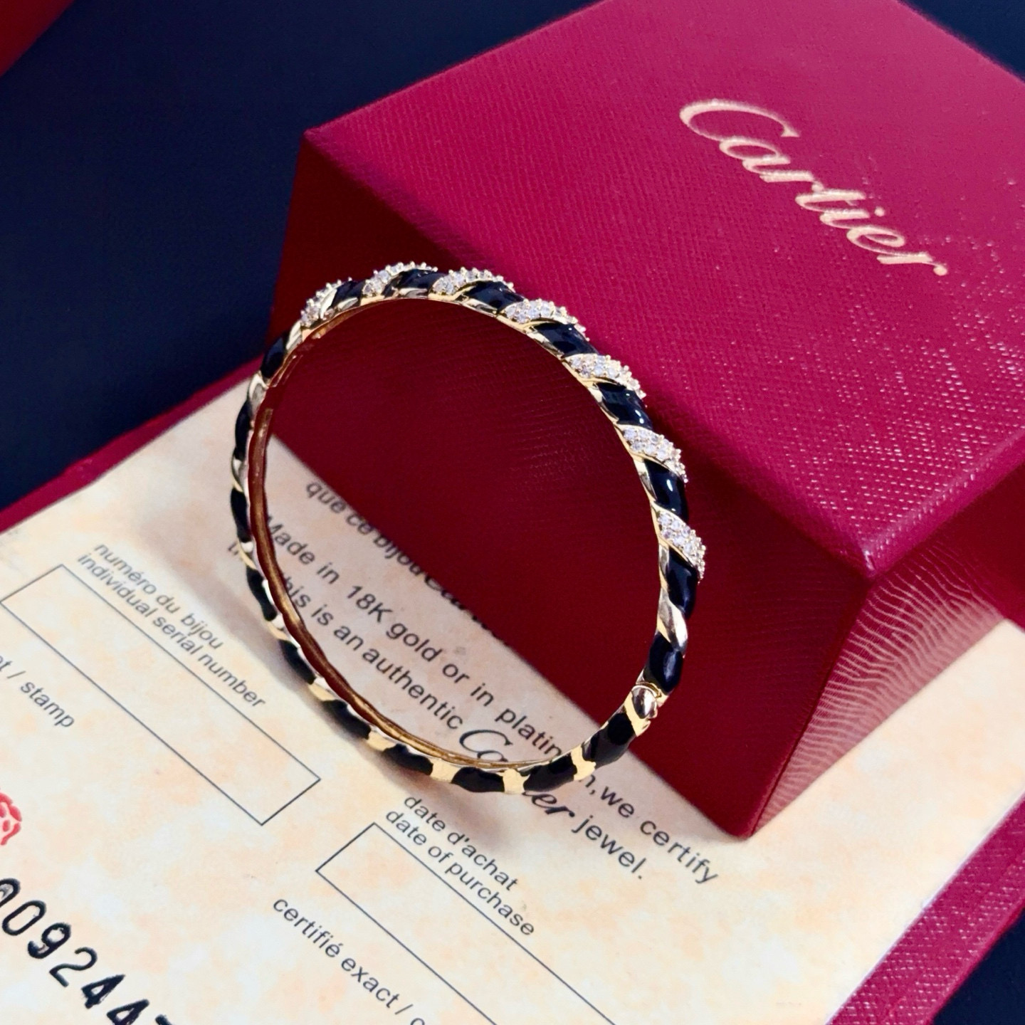 卡地亚镶钻手镯 高端定制版本 镶嵌钻工艺 V金材质 经典而时尚风格 用凌厉线条重构爱情美学！打破常规，镶