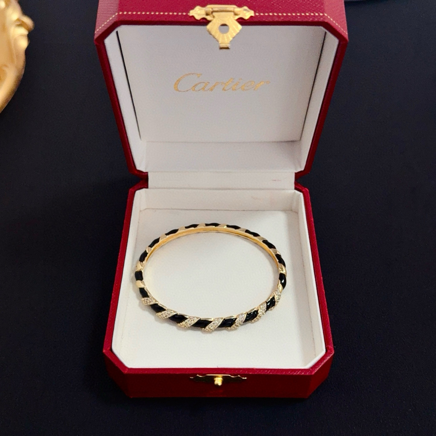 卡地亚镶钻手镯 高端定制版本 镶嵌钻工艺 V金材质 经典而时尚风格 用凌厉线条重构爱情美学！打破常规，镶