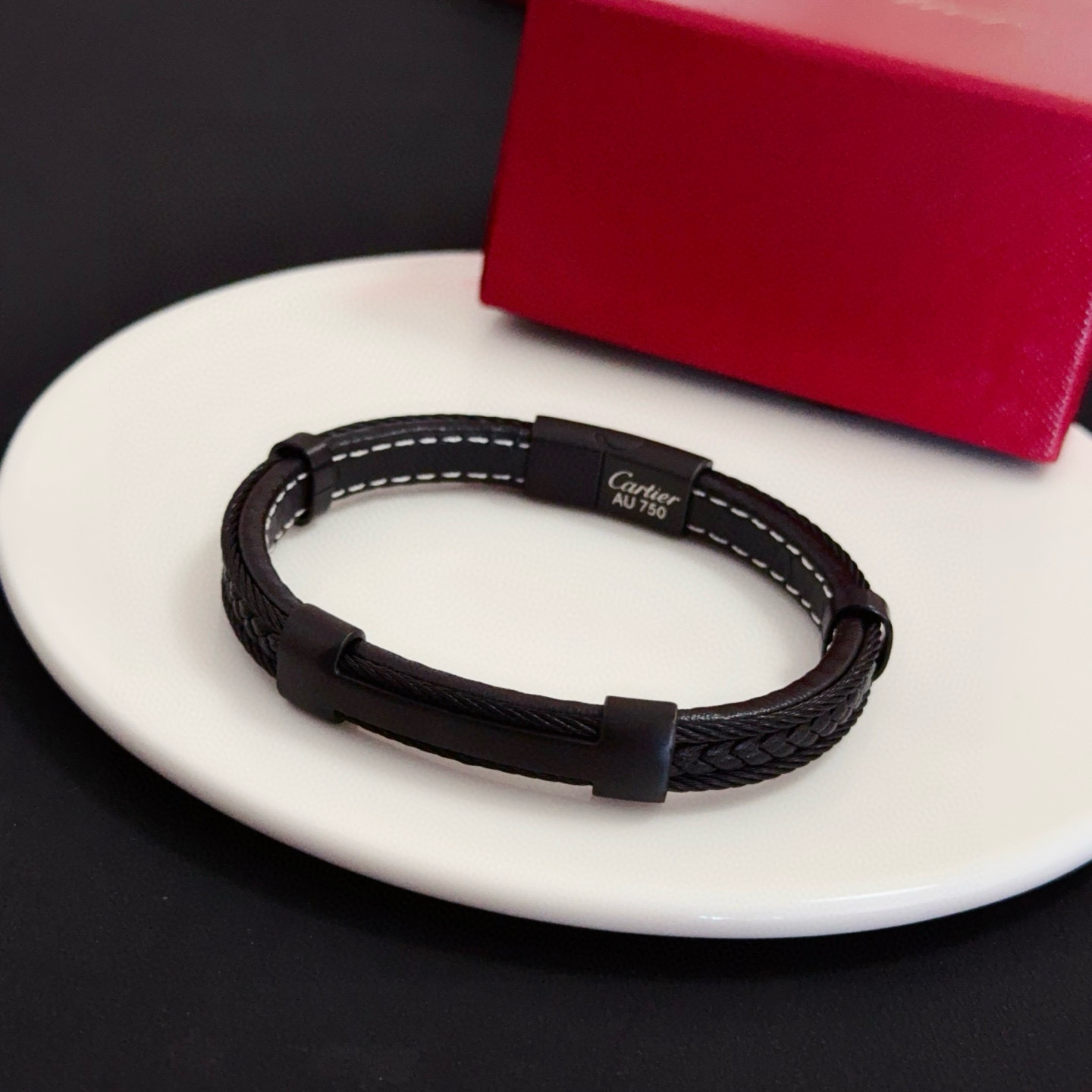 卡地亚皮绳手镯 高端定制版本 经典而时尚风格 用凌厉线条重构爱情美学！打破常规，镶嵌钻设计反而成就高级感