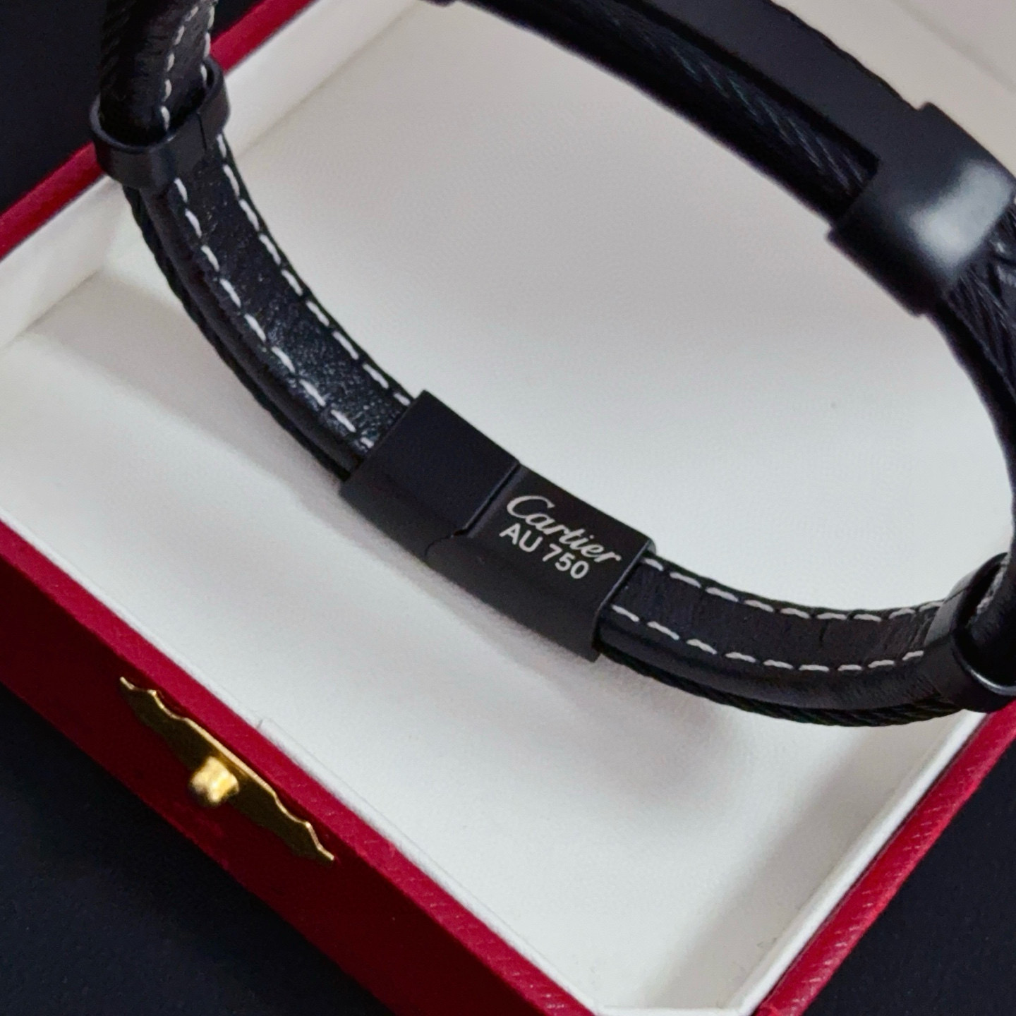 卡地亚皮绳手镯 高端定制版本 经典而时尚风格 用凌厉线条重构爱情美学！打破常规，镶嵌钻设计反而成就高级感