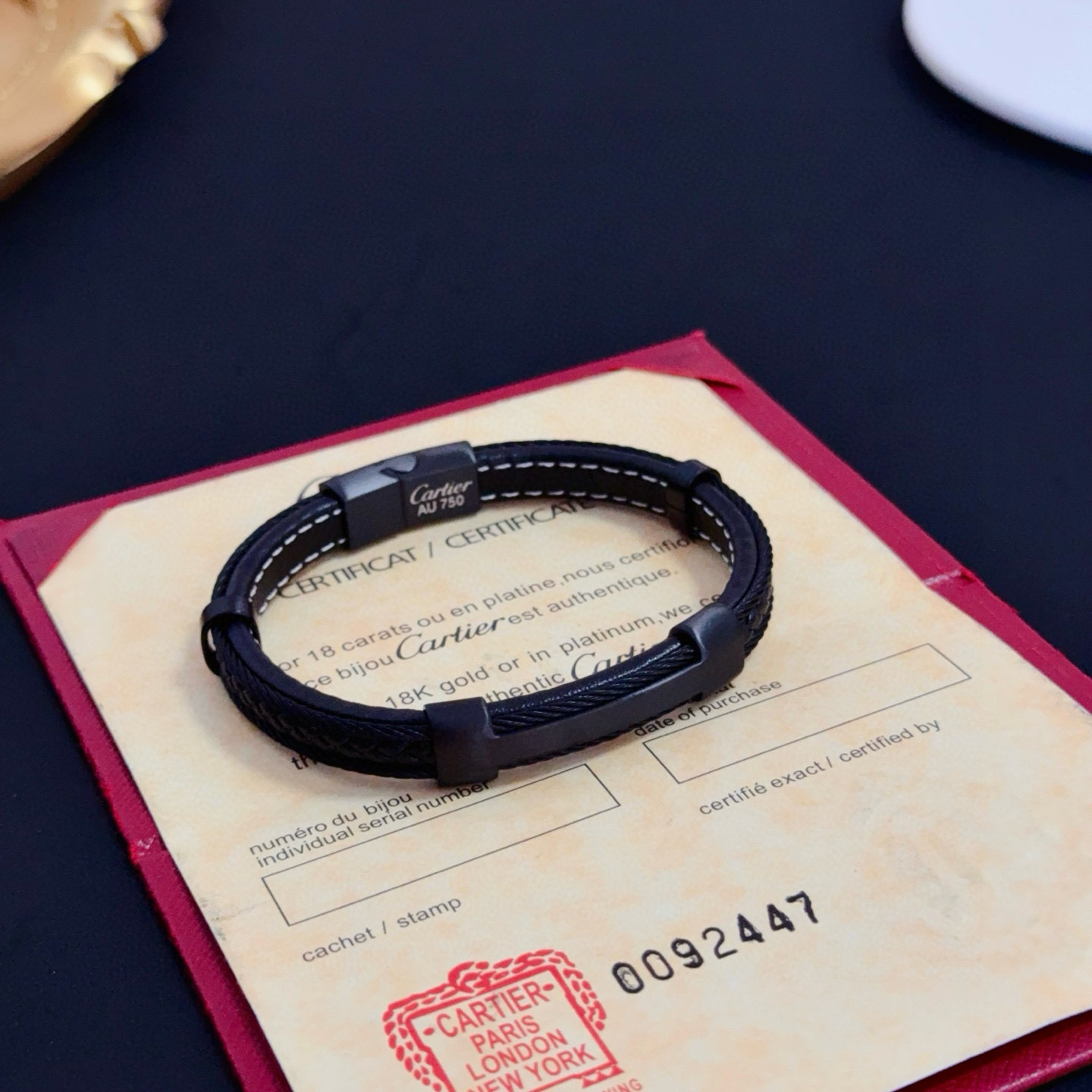 卡地亚皮绳手镯 高端定制版本 经典而时尚风格 用凌厉线条重构爱情美学！打破常规，镶嵌钻设计反而成就高级感