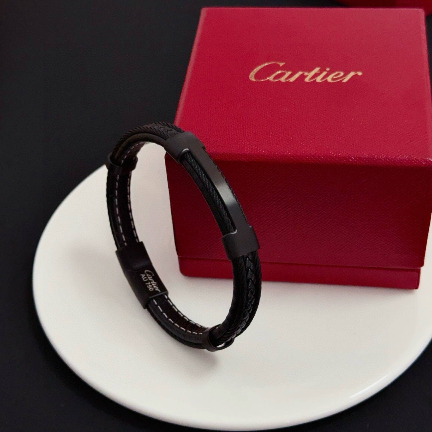卡地亚皮绳手镯 高端定制版本 经典而时尚风格 用凌厉线条重构爱情美学！打破常规，镶嵌钻设计反而成就高级感