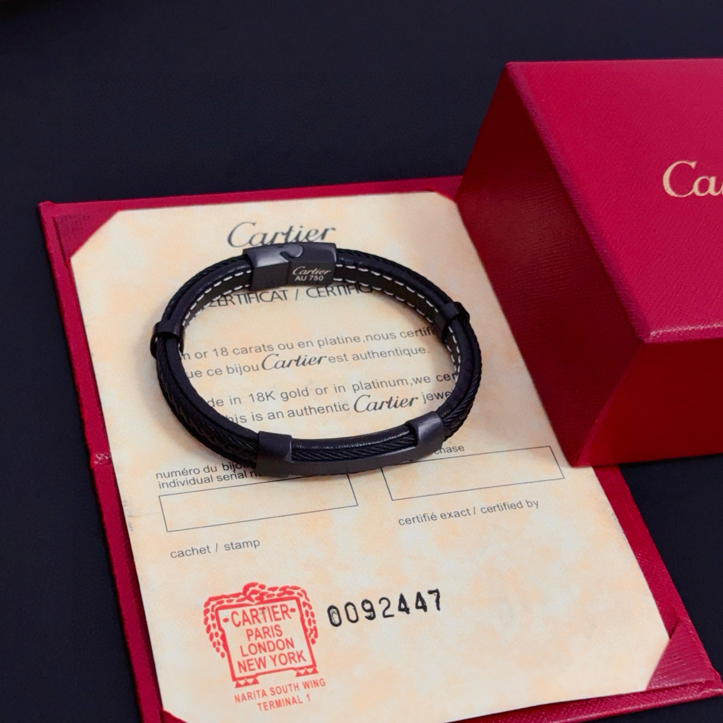 卡地亚皮绳手镯 高端定制版本 经典而时尚风格 用凌厉线条重构爱情美学！打破常规，镶嵌钻设计反而成就高级感