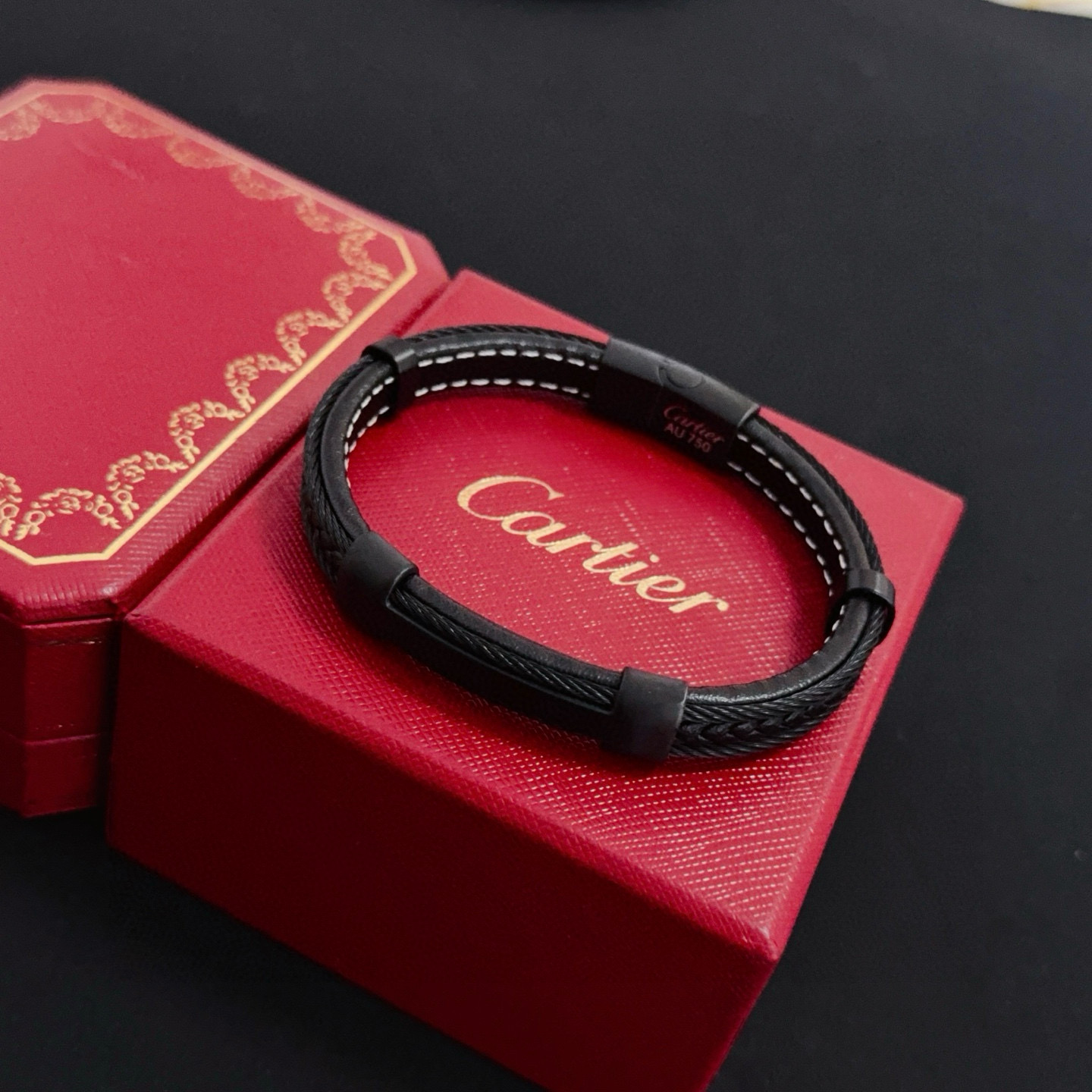 卡地亚皮绳手镯 高端定制版本 经典而时尚风格 用凌厉线条重构爱情美学！打破常规，镶嵌钻设计反而成就高级感