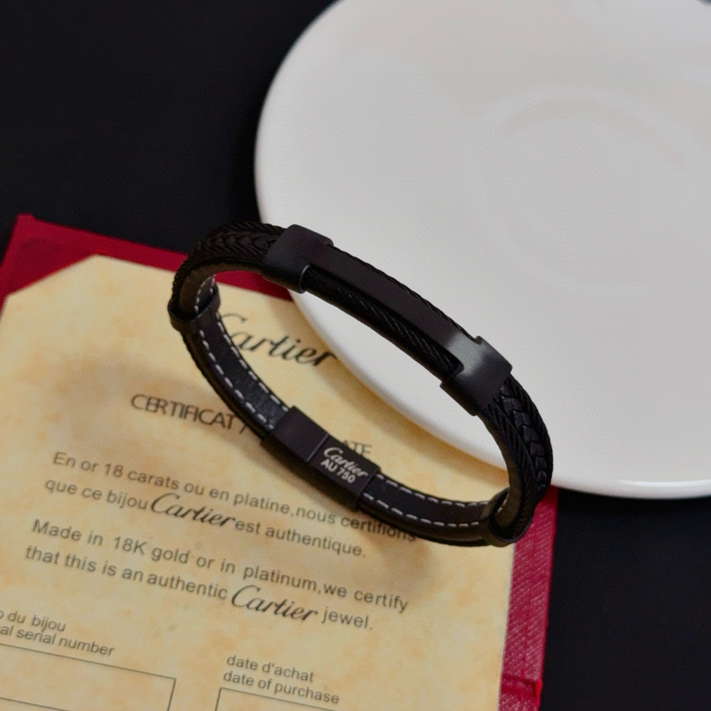 卡地亚皮绳手镯 高端定制版本 经典而时尚风格 用凌厉线条重构爱情美学！打破常规，镶嵌钻设计反而成就高级感