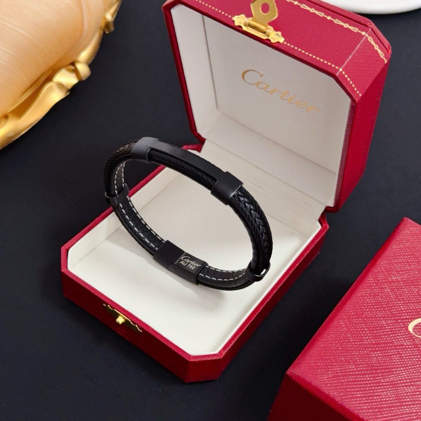卡地亚皮绳手镯 高端定制版本 经典而时尚风格 用凌厉线条重构爱情美学！打破常规，镶嵌钻设计反而成就高级感