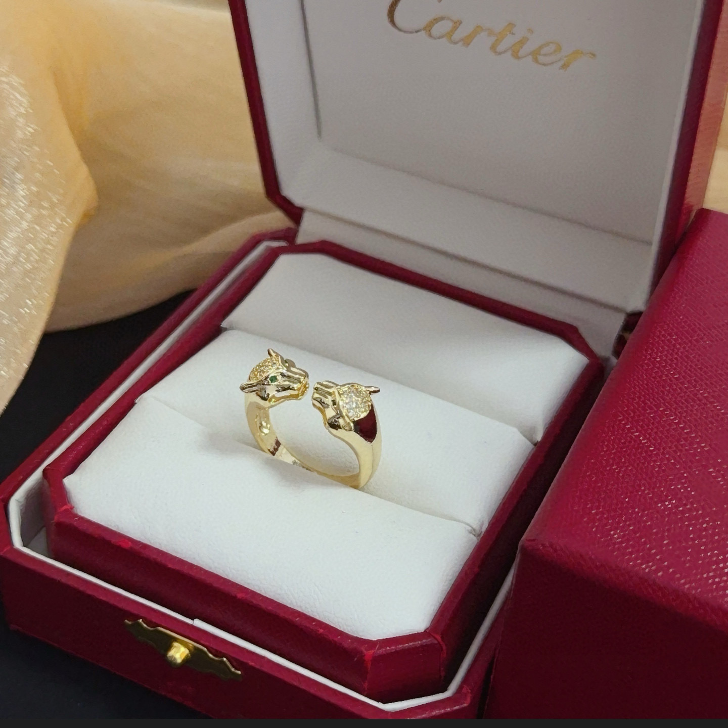 Cartier 卡地亚镶钻豹子戒指 高端定制版本 镶嵌钻工艺 V金材质 而 风格 用凌厉线条重构爱情美学 打破常规