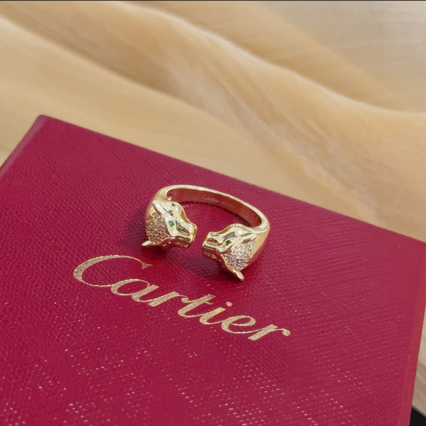Cartier 卡地亚镶钻豹子戒指 高端定制版本 镶嵌钻工艺 V金材质 而 风格 用凌厉线条重构爱情美学 打破常规