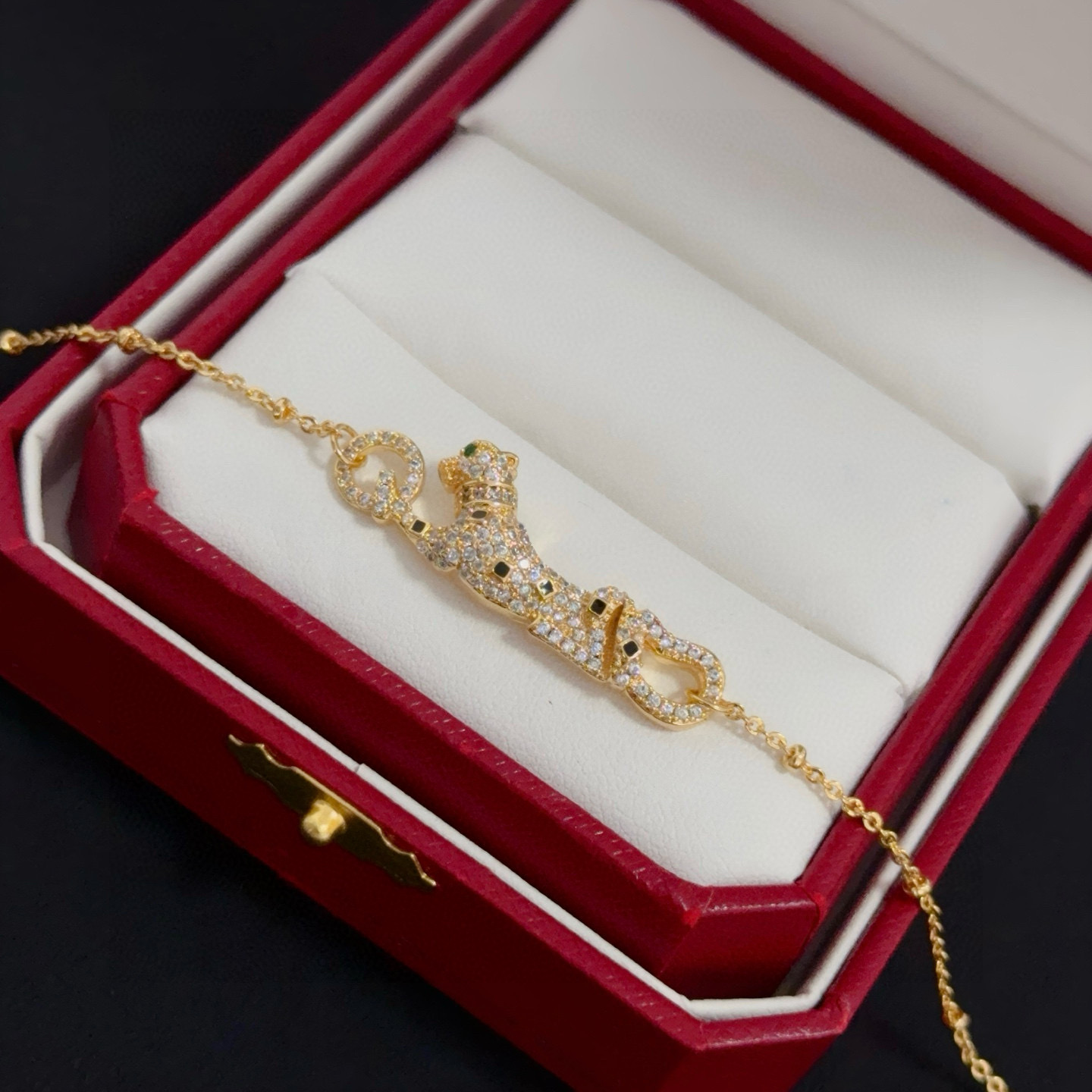 卡地亚镶钻猎豹手链 高端定制版本 镶嵌钻工艺 V金材质 经典而时尚风格 用凌厉线条重构爱情美学！打破常规