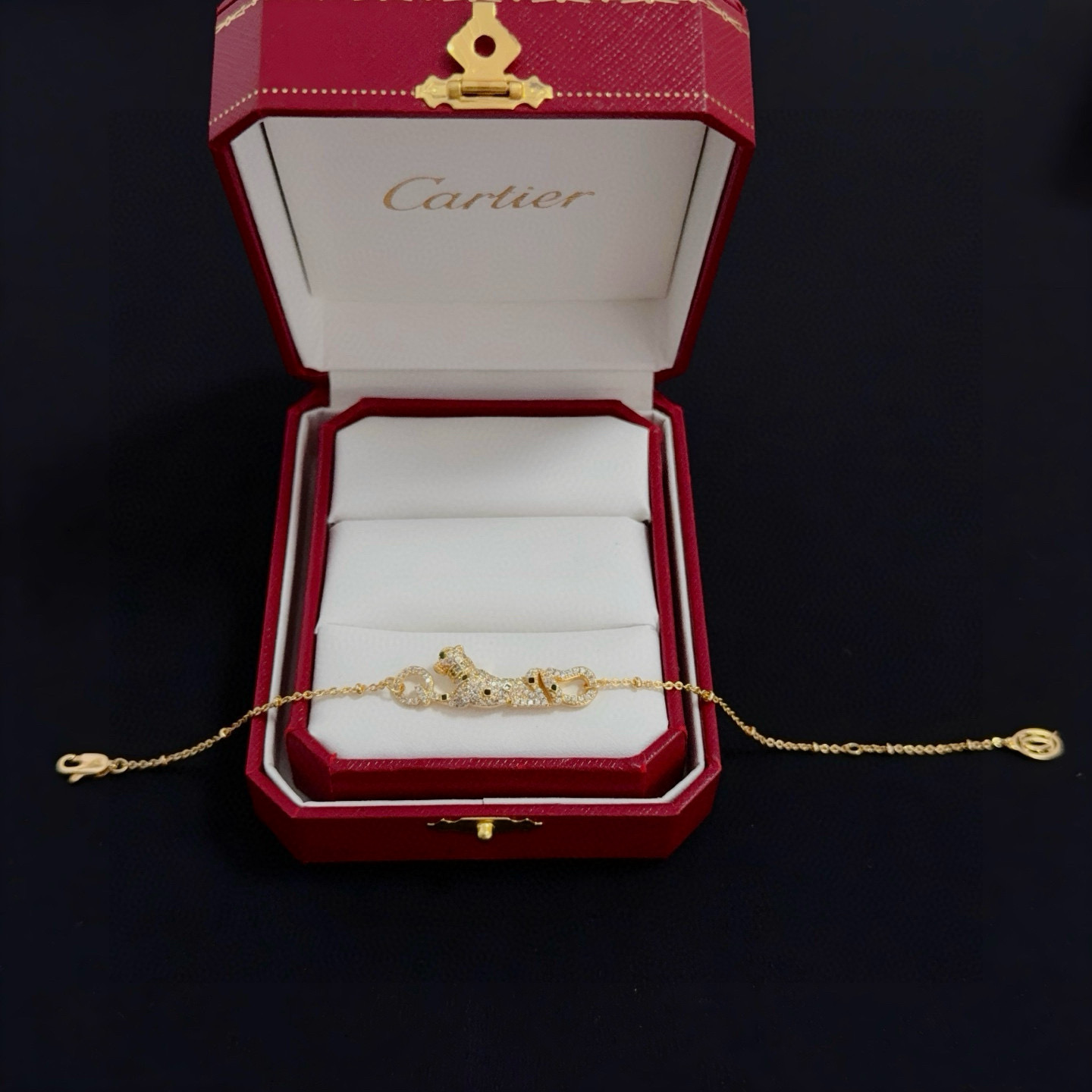 卡地亚镶钻猎豹手链 高端定制版本 镶嵌钻工艺 V金材质 经典而时尚风格 用凌厉线条重构爱情美学！打破常规