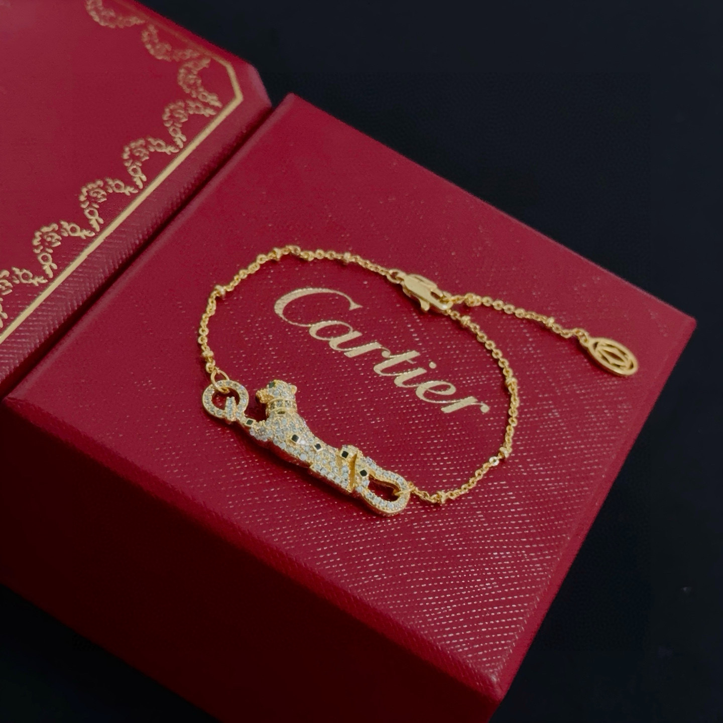 卡地亚镶钻猎豹手链 高端定制版本 镶嵌钻工艺 V金材质 经典而时尚风格 用凌厉线条重构爱情美学！打破常规