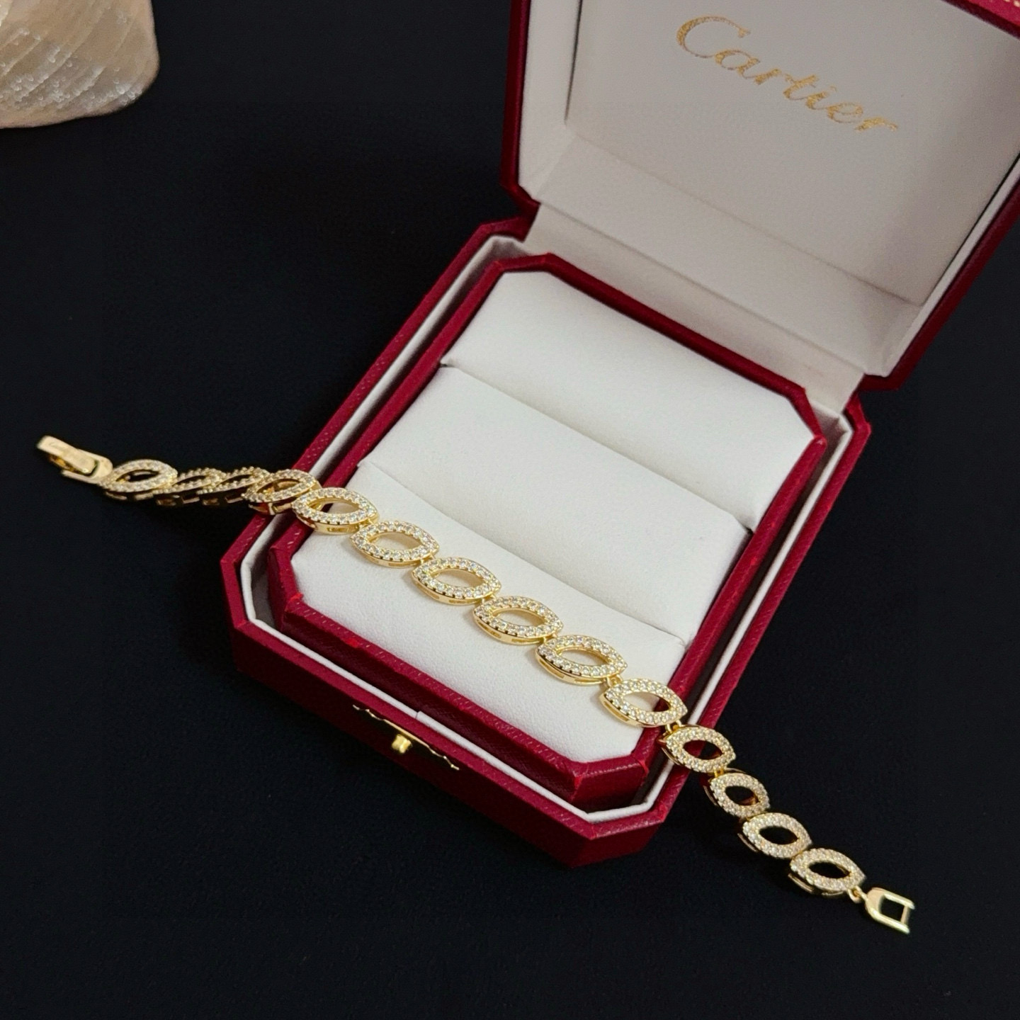 卡地亚镶钻手链 高端定制版本 镶嵌钻工艺 V金材质 经典而时尚风格 用凌厉线条重构爱情美学！打破常规，镶