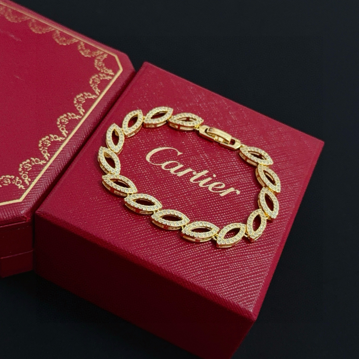 卡地亚镶钻手链 高端定制版本 镶嵌钻工艺 V金材质 经典而时尚风格 用凌厉线条重构爱情美学！打破常规，镶