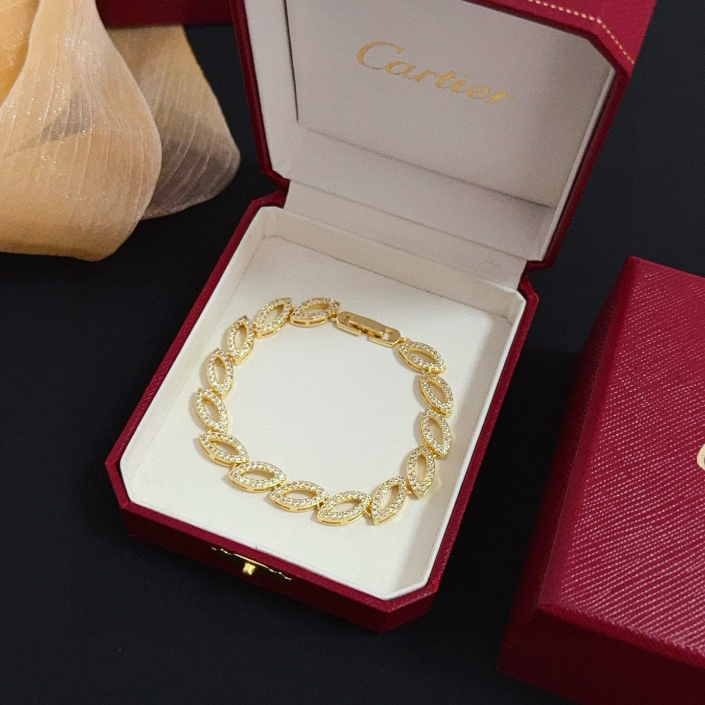 卡地亚镶钻手链 高端定制版本 镶嵌钻工艺 V金材质 经典而时尚风格 用凌厉线条重构爱情美学！打破常规，镶