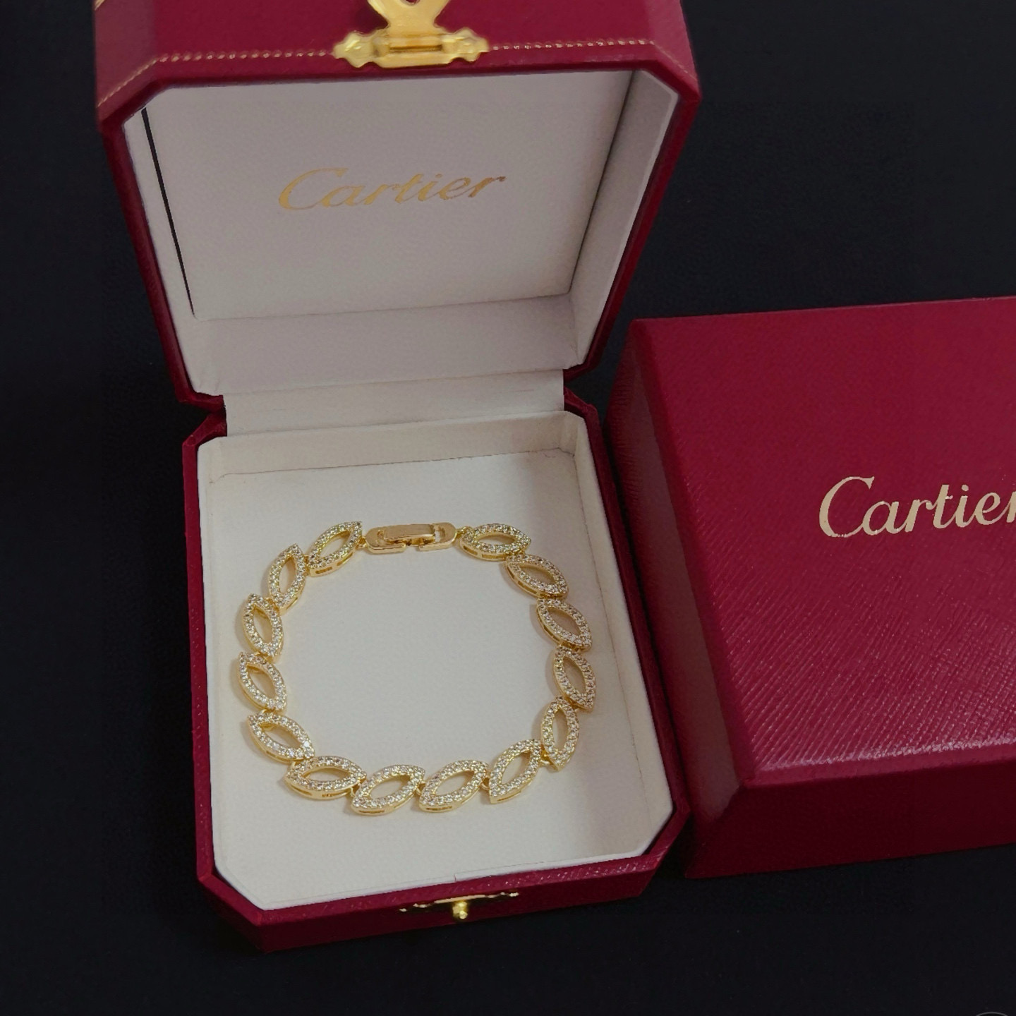 卡地亚镶钻手链 高端定制版本 镶嵌钻工艺 V金材质 经典而时尚风格 用凌厉线条重构爱情美学！打破常规，镶