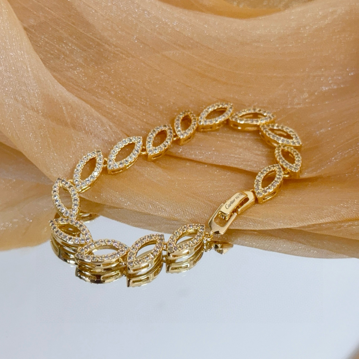 卡地亚镶钻手链 高端定制版本 镶嵌钻工艺 V金材质 经典而时尚风格 用凌厉线条重构爱情美学！打破常规，镶