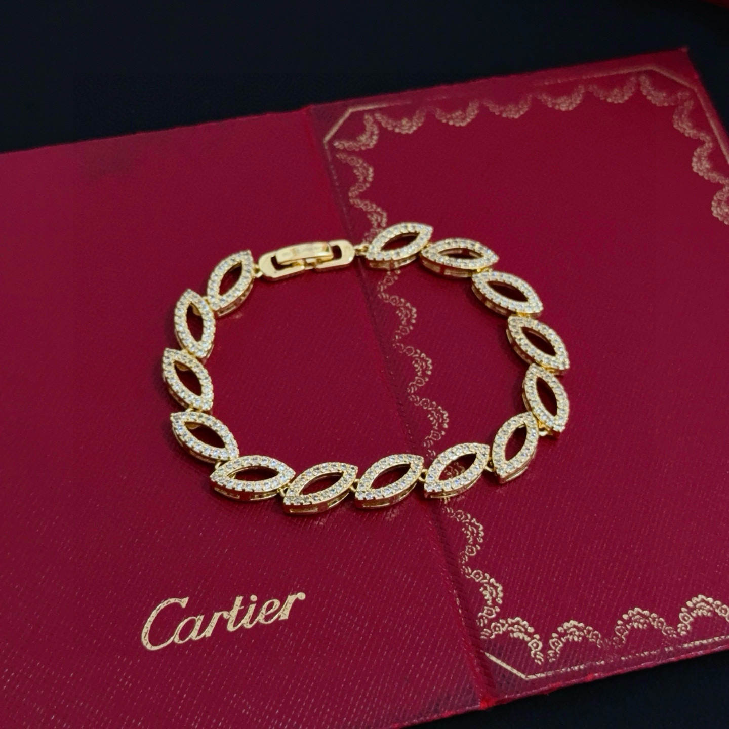 卡地亚镶钻手链 高端定制版本 镶嵌钻工艺 V金材质 经典而时尚风格 用凌厉线条重构爱情美学！打破常规，镶