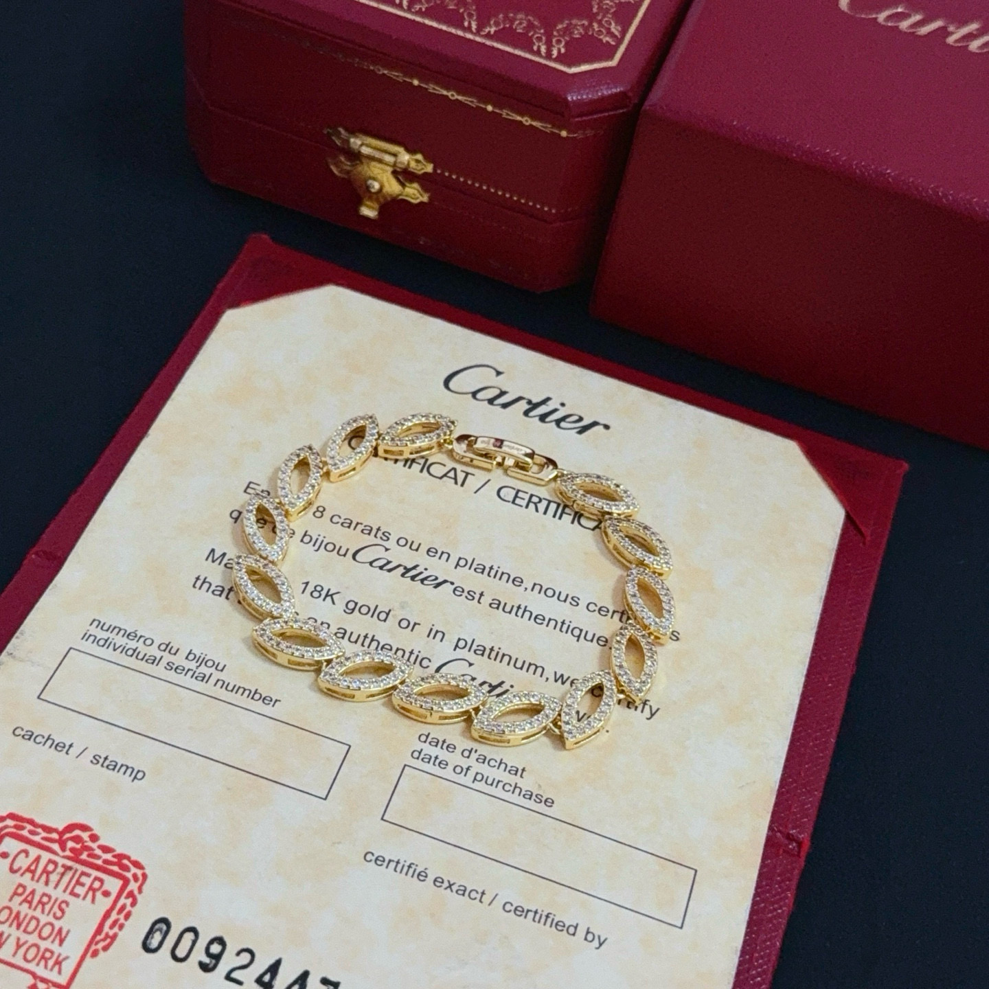 卡地亚镶钻手链 高端定制版本 镶嵌钻工艺 V金材质 经典而时尚风格 用凌厉线条重构爱情美学！打破常规，镶