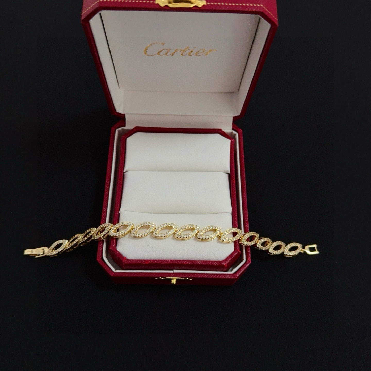 卡地亚镶钻手链 高端定制版本 镶嵌钻工艺 V金材质 经典而时尚风格 用凌厉线条重构爱情美学！打破常规，镶
