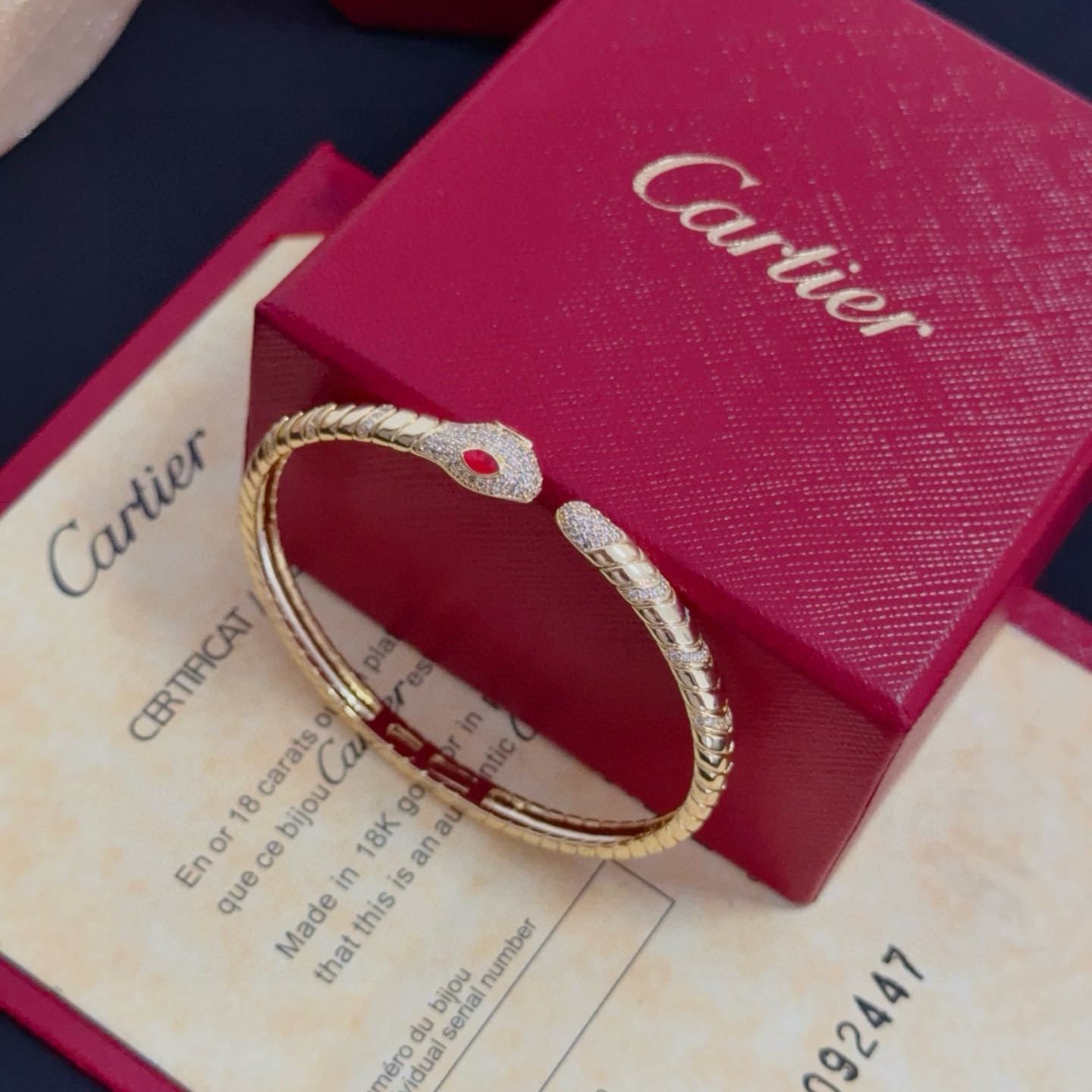 卡地亚镶钻手镯 高端定制版本 镶嵌钻工艺 V金材质 经典而时尚风格 用凌厉线条重构爱情美学！打破常规，镶