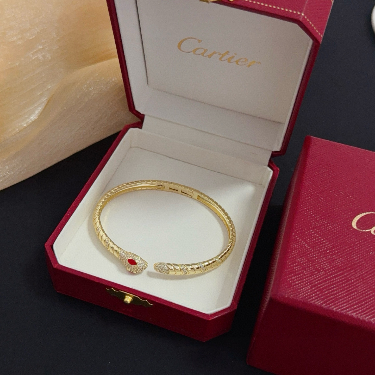 卡地亚镶钻手镯 高端定制版本 镶嵌钻工艺 V金材质 经典而时尚风格 用凌厉线条重构爱情美学！打破常规，镶