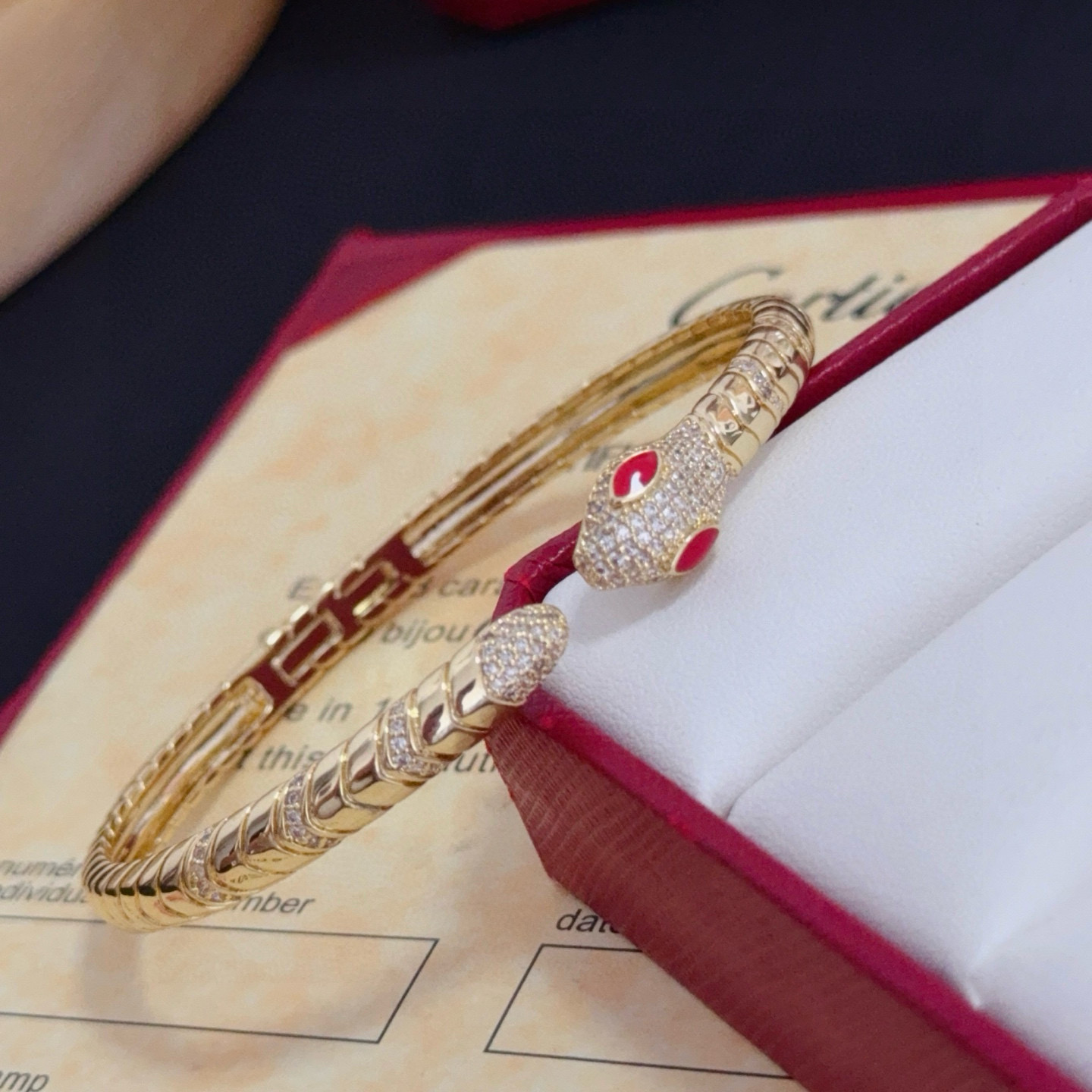 卡地亚镶钻手镯 高端定制版本 镶嵌钻工艺 V金材质 经典而时尚风格 用凌厉线条重构爱情美学！打破常规，镶