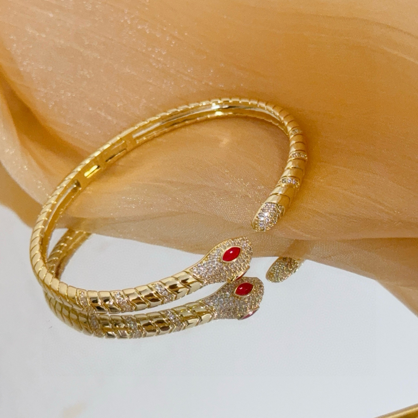 卡地亚镶钻手镯 高端定制版本 镶嵌钻工艺 V金材质 经典而时尚风格 用凌厉线条重构爱情美学！打破常规，镶