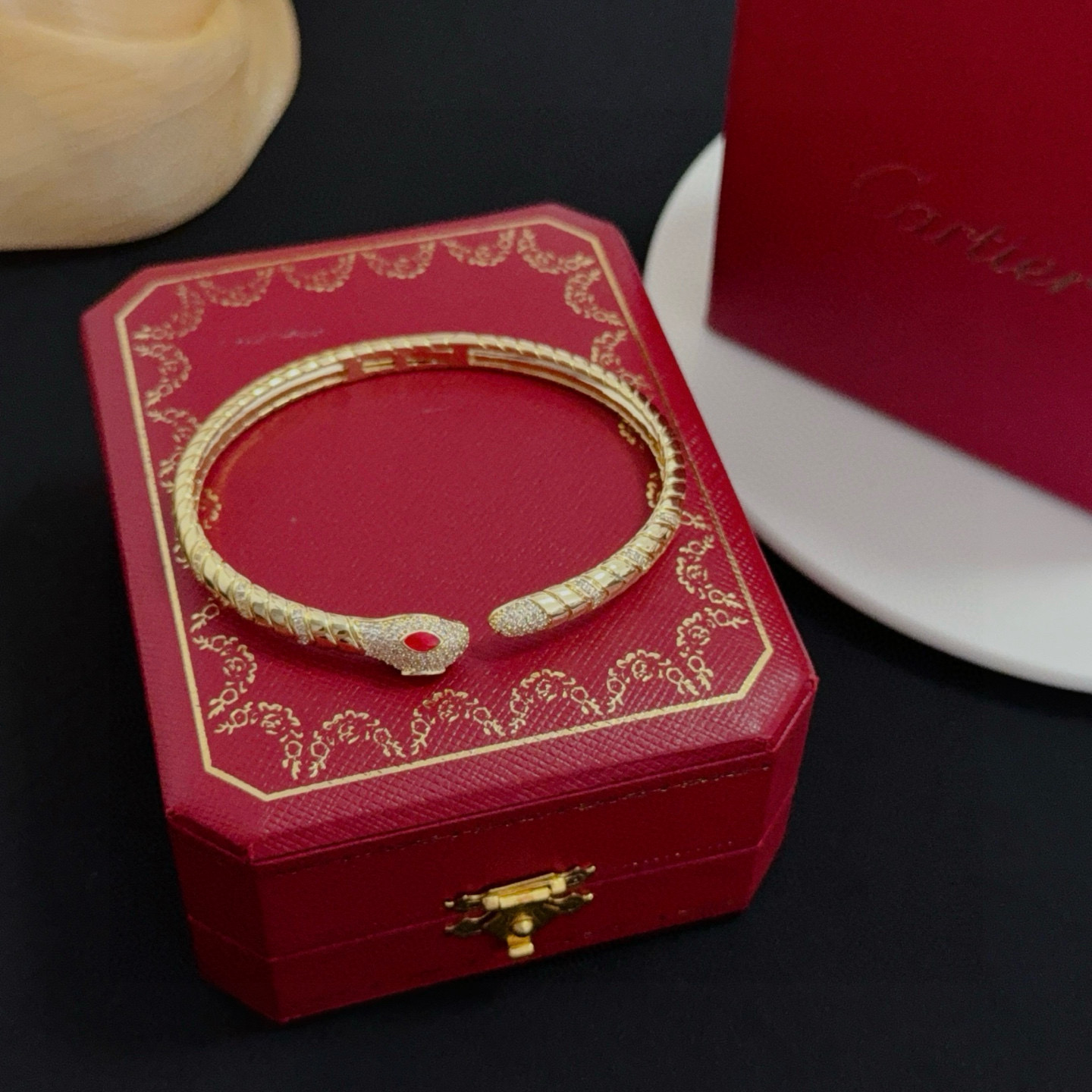 卡地亚镶钻手镯 高端定制版本 镶嵌钻工艺 V金材质 经典而时尚风格 用凌厉线条重构爱情美学！打破常规，镶