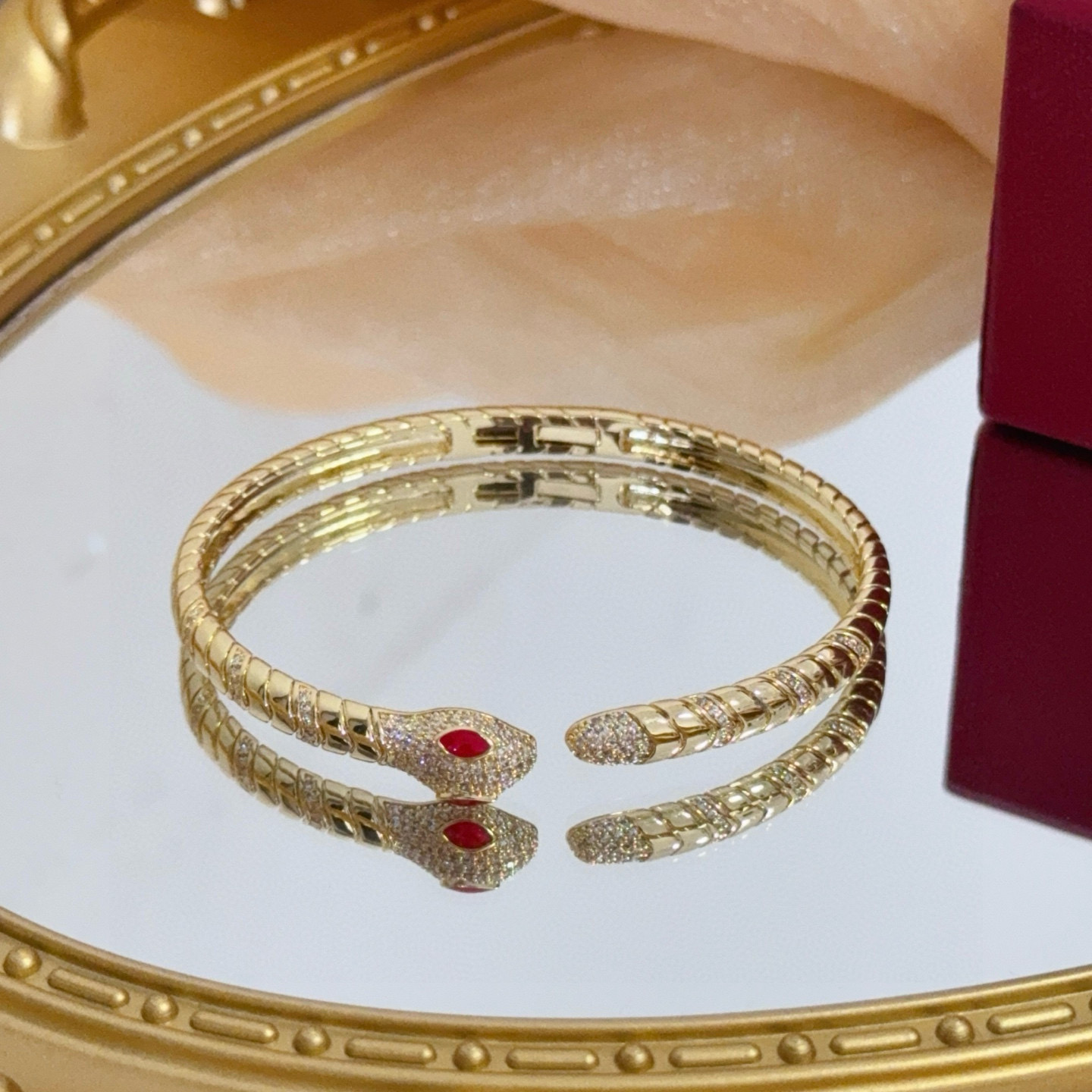 卡地亚镶钻手镯 高端定制版本 镶嵌钻工艺 V金材质 经典而时尚风格 用凌厉线条重构爱情美学！打破常规，镶