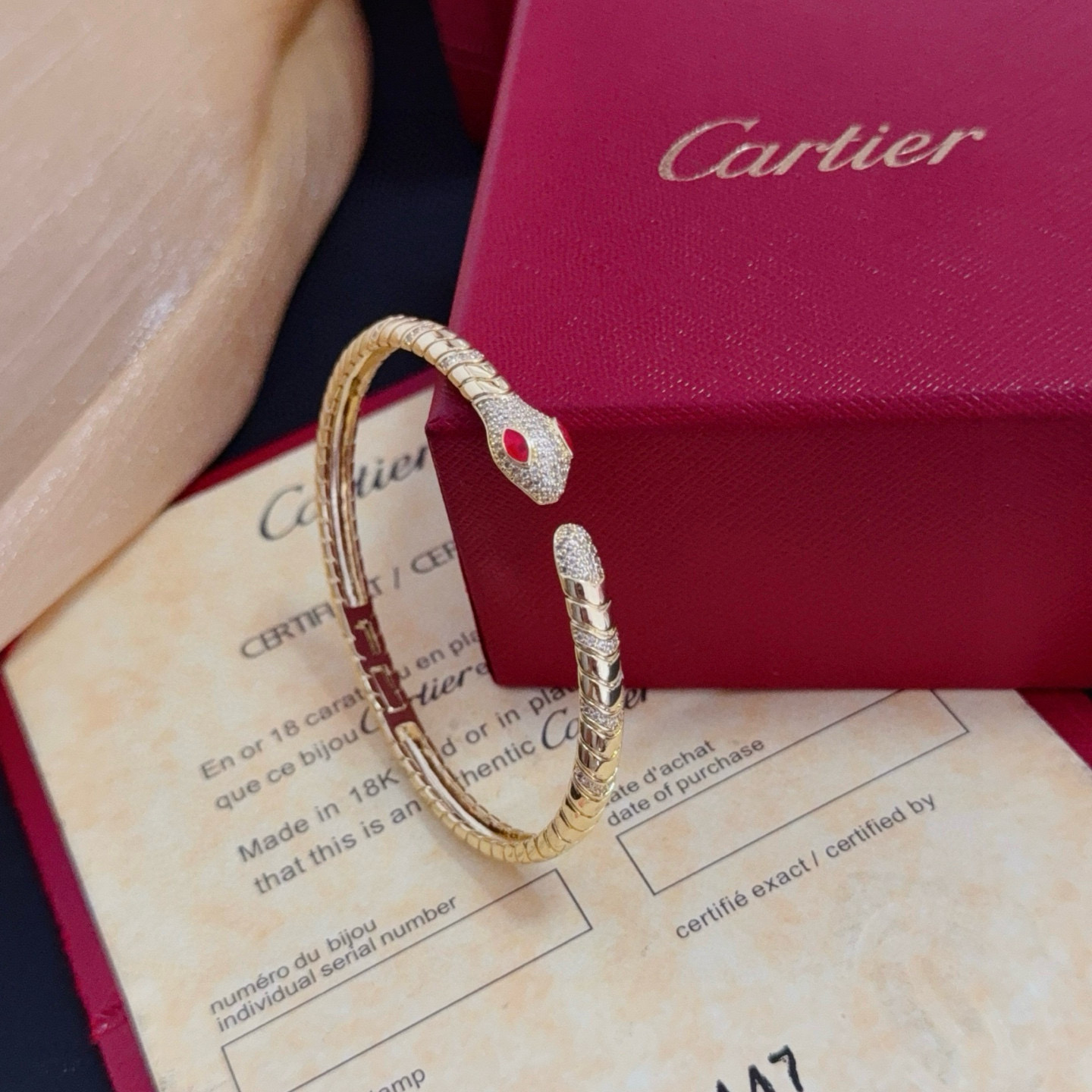 卡地亚镶钻手镯 高端定制版本 镶嵌钻工艺 V金材质 经典而时尚风格 用凌厉线条重构爱情美学！打破常规，镶