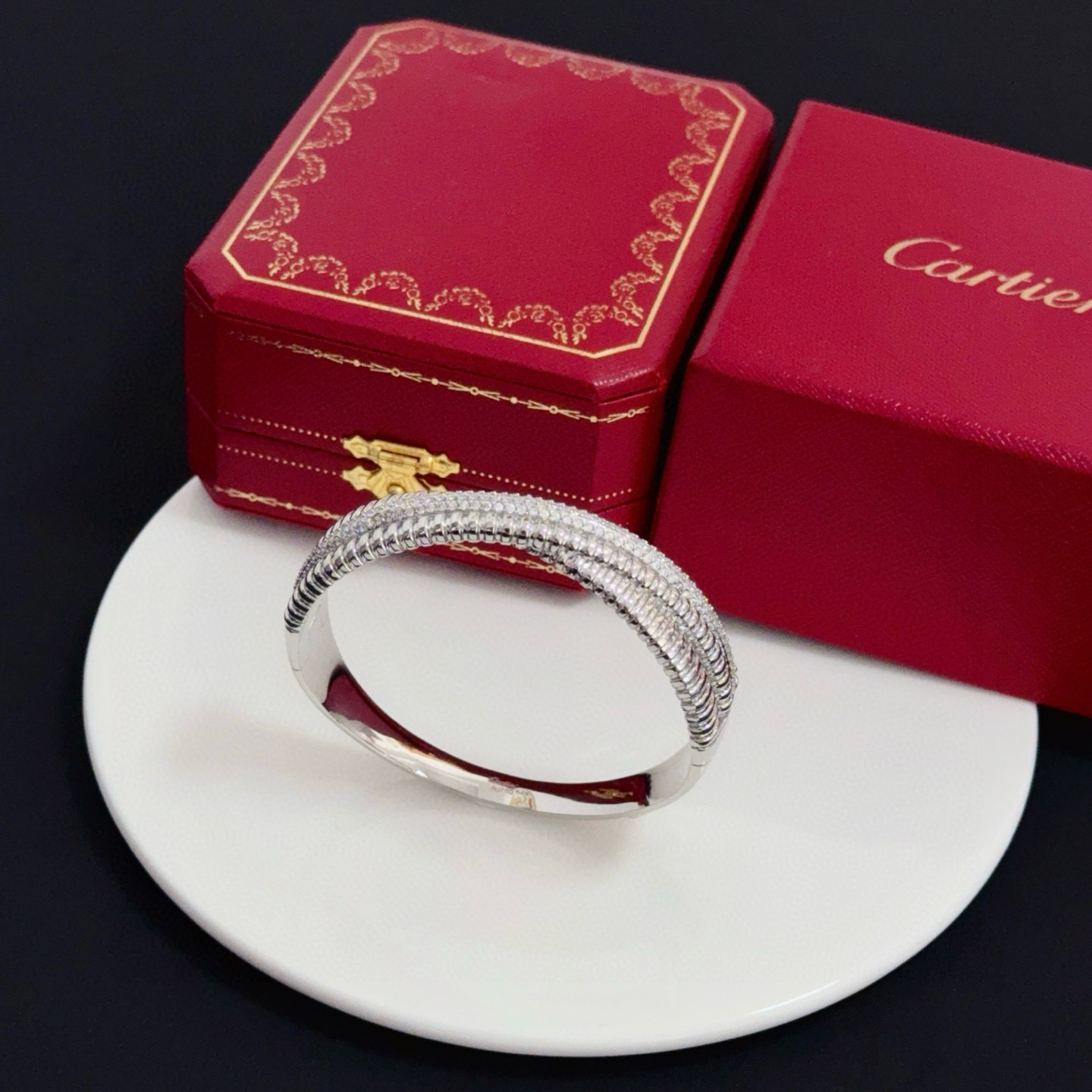 卡地亚镶钻手镯 高端定制版本 镶嵌钻工艺 V金材质 经典而时尚风格 用凌厉线条重构爱情美学！打破常规，镶