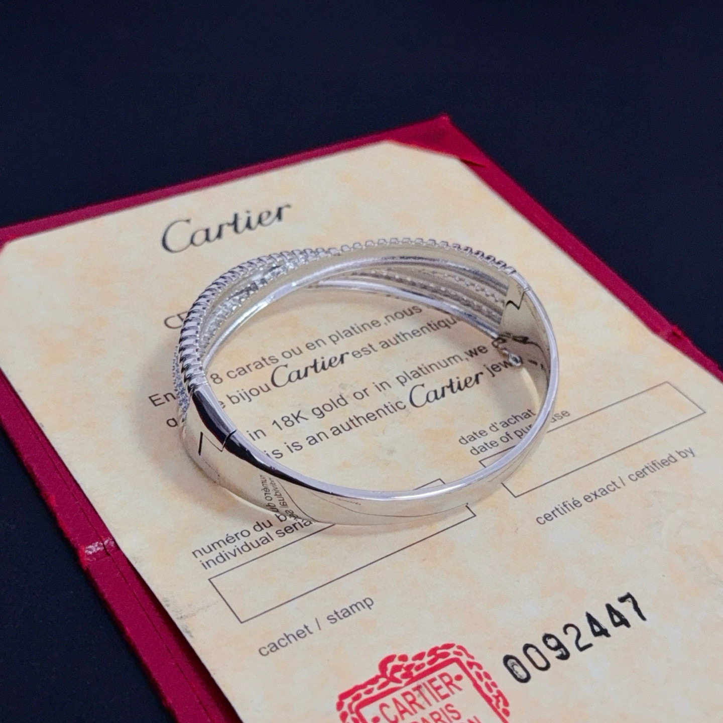 卡地亚镶钻手镯 高端定制版本 镶嵌钻工艺 V金材质 经典而时尚风格 用凌厉线条重构爱情美学！打破常规，镶