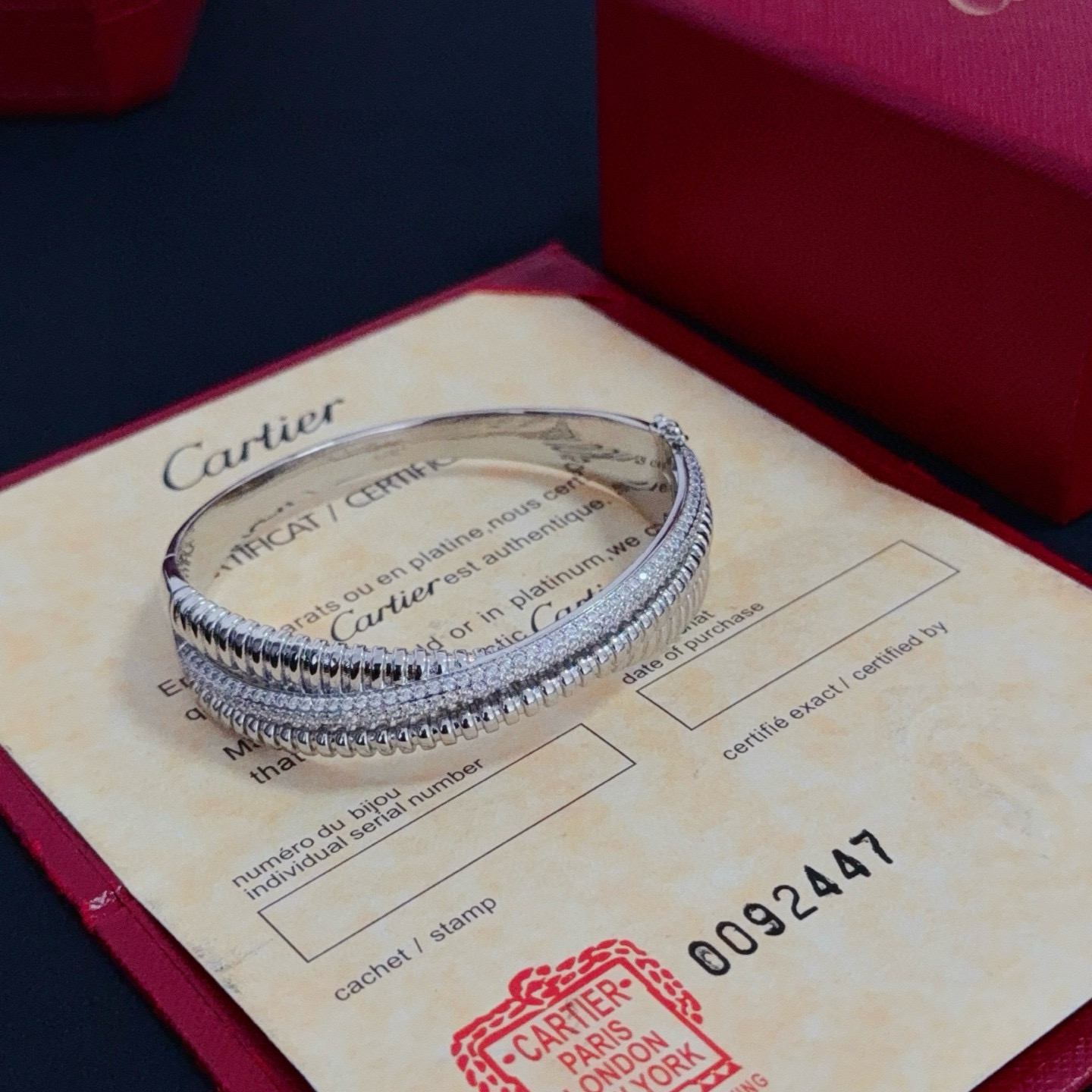 卡地亚镶钻手镯 高端定制版本 镶嵌钻工艺 V金材质 经典而时尚风格 用凌厉线条重构爱情美学！打破常规，镶