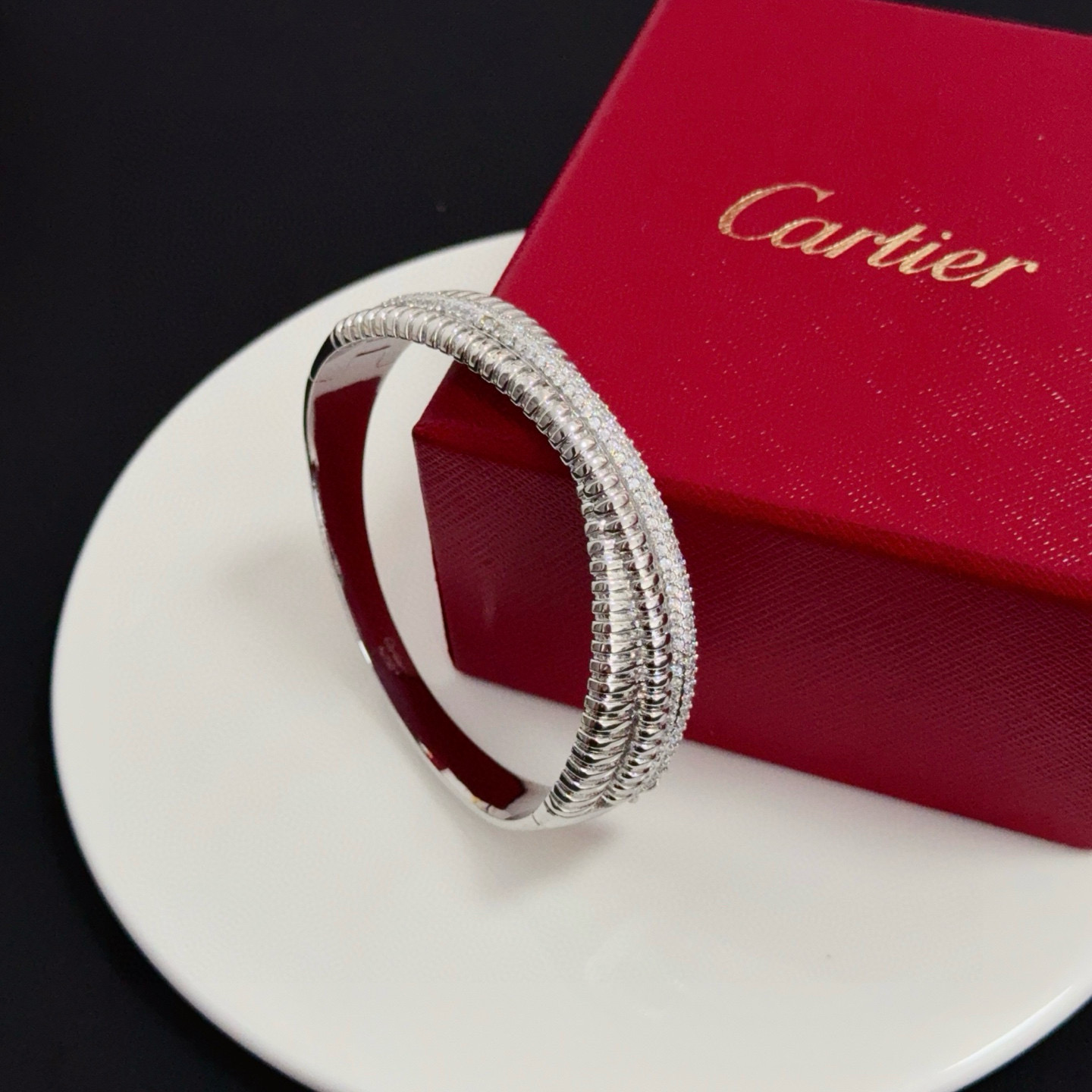 卡地亚镶钻手镯 高端定制版本 镶嵌钻工艺 V金材质 经典而时尚风格 用凌厉线条重构爱情美学！打破常规，镶