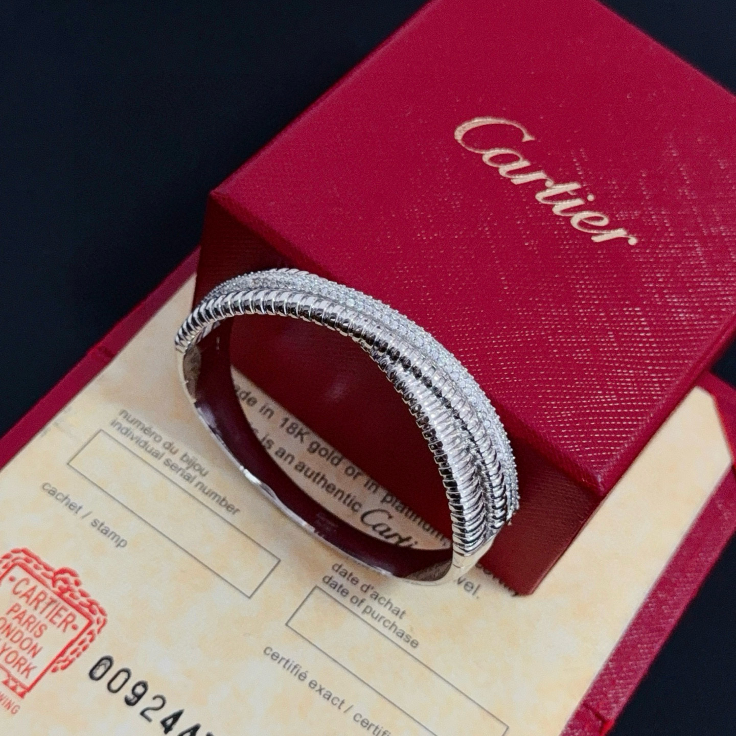 卡地亚镶钻手镯 高端定制版本 镶嵌钻工艺 V金材质 经典而时尚风格 用凌厉线条重构爱情美学！打破常规，镶