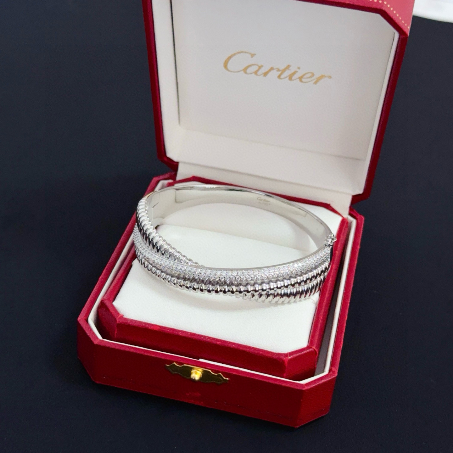 卡地亚镶钻手镯 高端定制版本 镶嵌钻工艺 V金材质 经典而时尚风格 用凌厉线条重构爱情美学！打破常规，镶