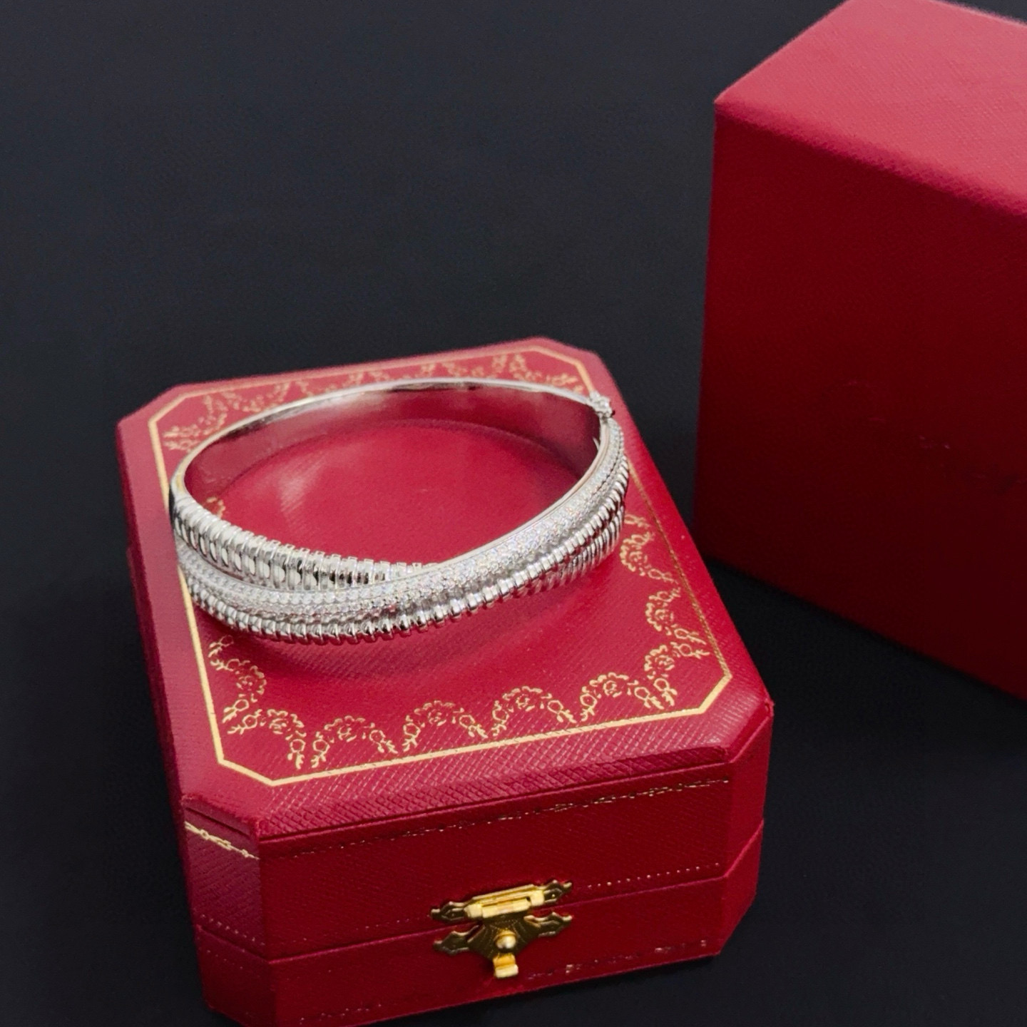 卡地亚镶钻手镯 高端定制版本 镶嵌钻工艺 V金材质 经典而时尚风格 用凌厉线条重构爱情美学！打破常规，镶