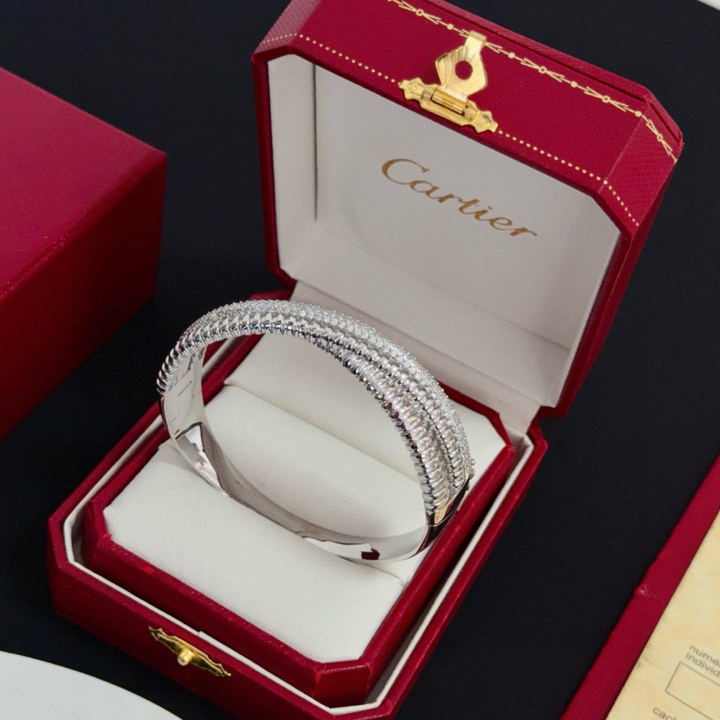 卡地亚镶钻手镯 高端定制版本 镶嵌钻工艺 V金材质 经典而时尚风格 用凌厉线条重构爱情美学！打破常规，镶