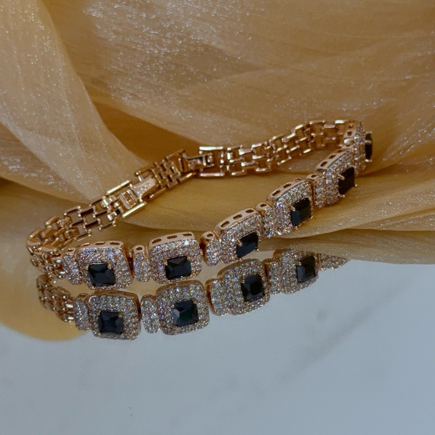 卡地亚镶钻手链 高端定制版本 镶嵌钻工艺 V金材质 经典而时尚风格 用凌厉线条重构爱情美学！打破常规，镶