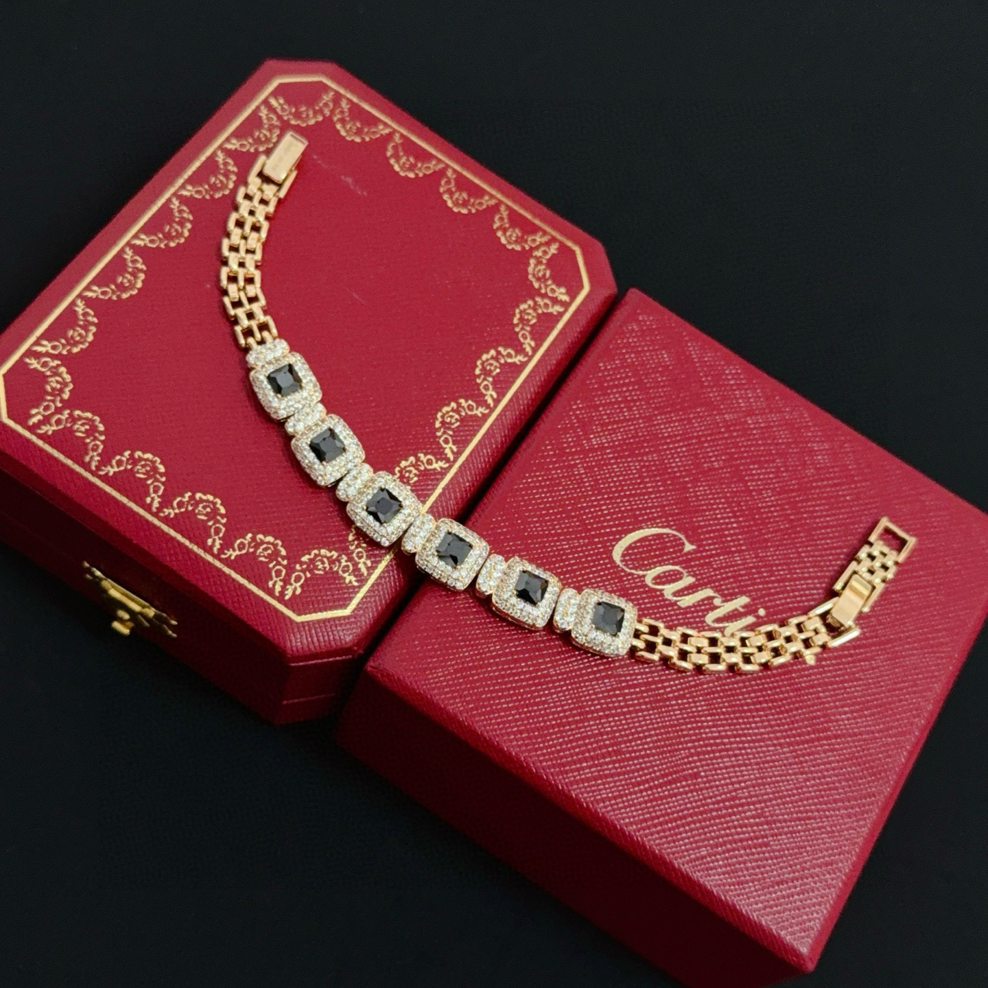 卡地亚镶钻手链 高端定制版本 镶嵌钻工艺 V金材质 经典而时尚风格 用凌厉线条重构爱情美学！打破常规，镶