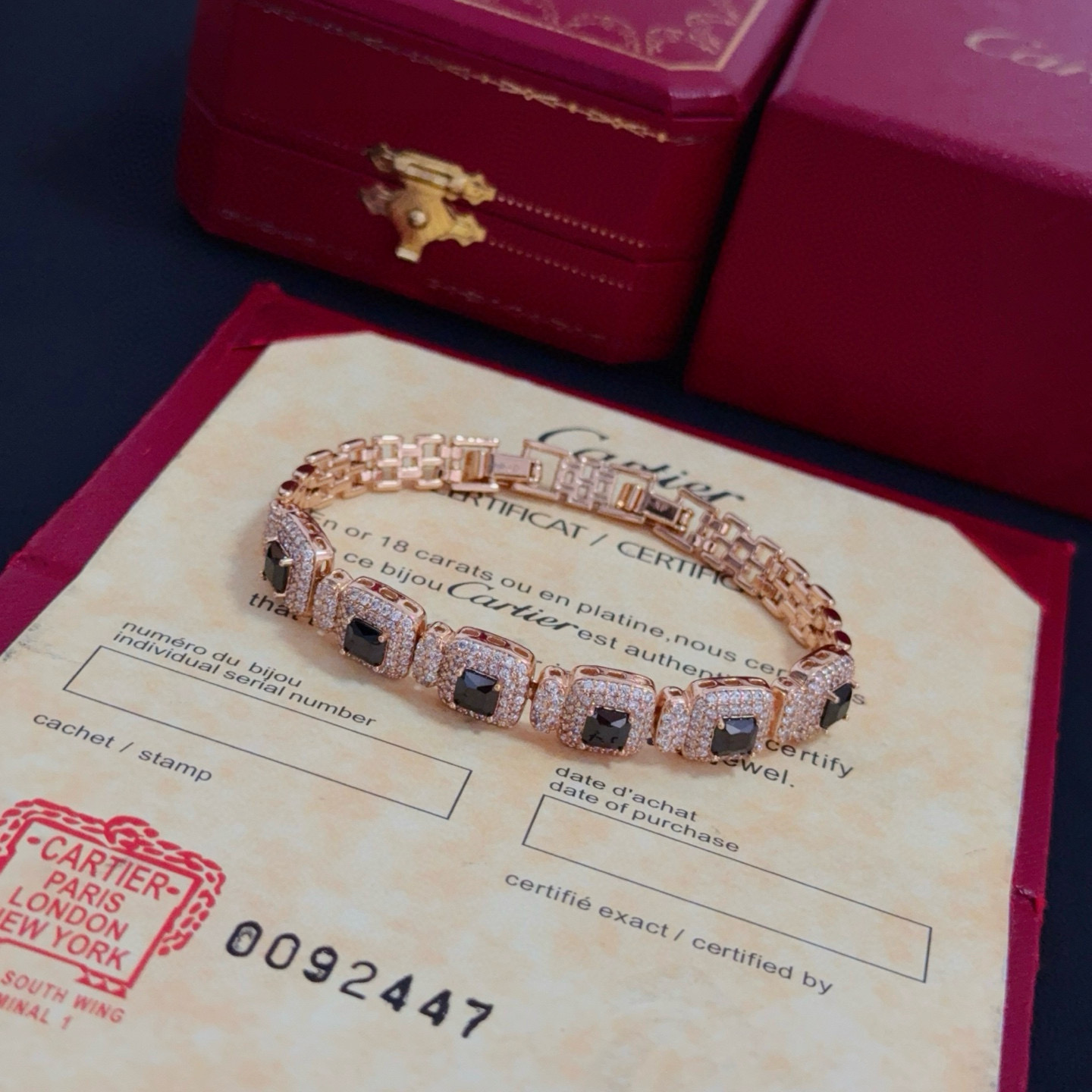 卡地亚镶钻手链 高端定制版本 镶嵌钻工艺 V金材质 经典而时尚风格 用凌厉线条重构爱情美学！打破常规，镶